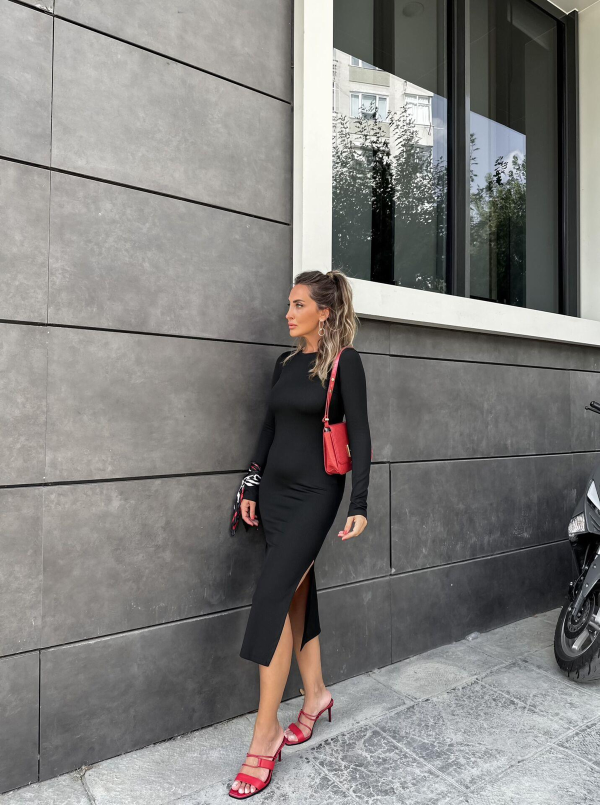 Siyah Uzun Kollu Likralı Elbise