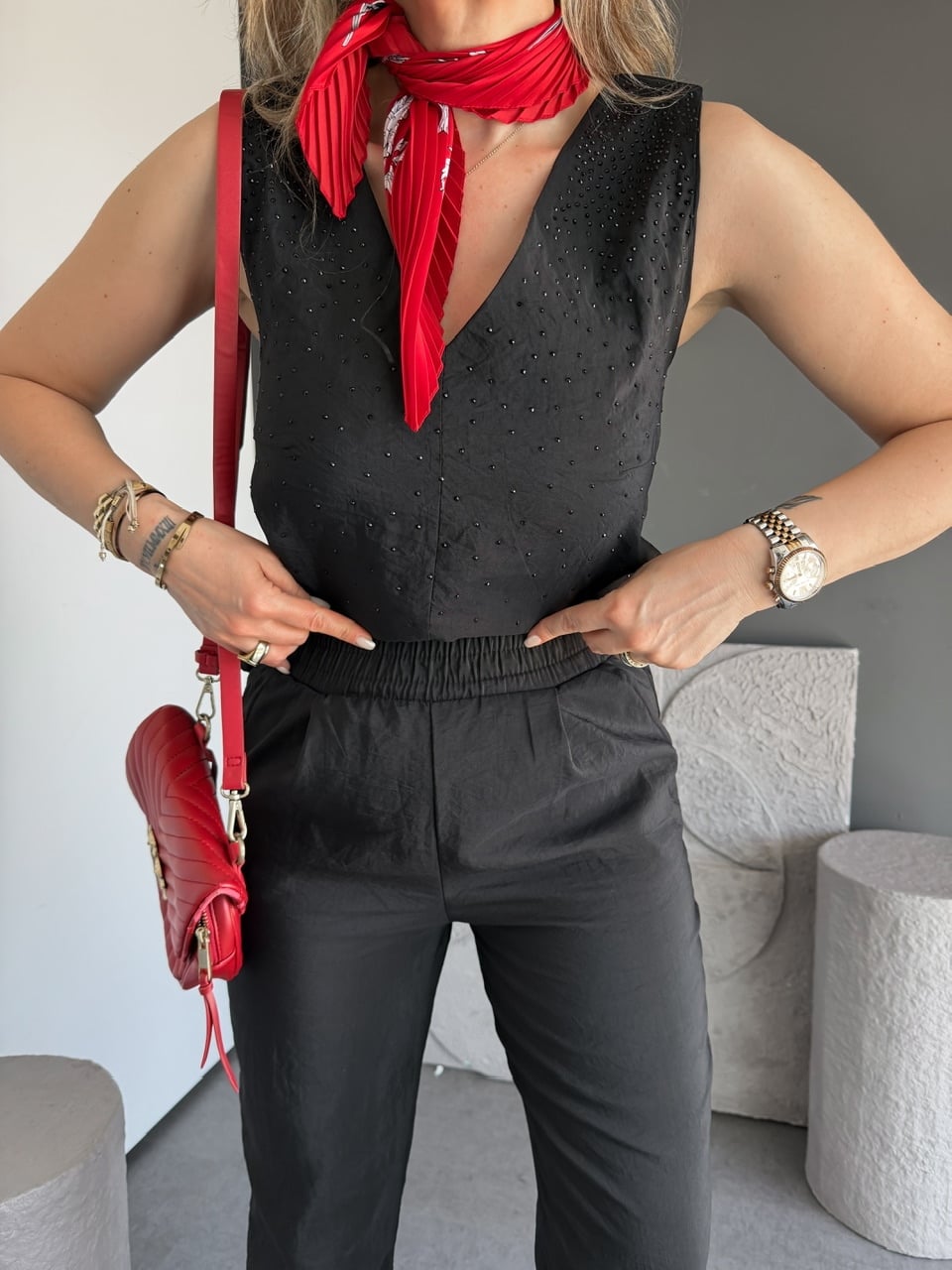 Siyah V Yaka Serpme Taşlı Takım