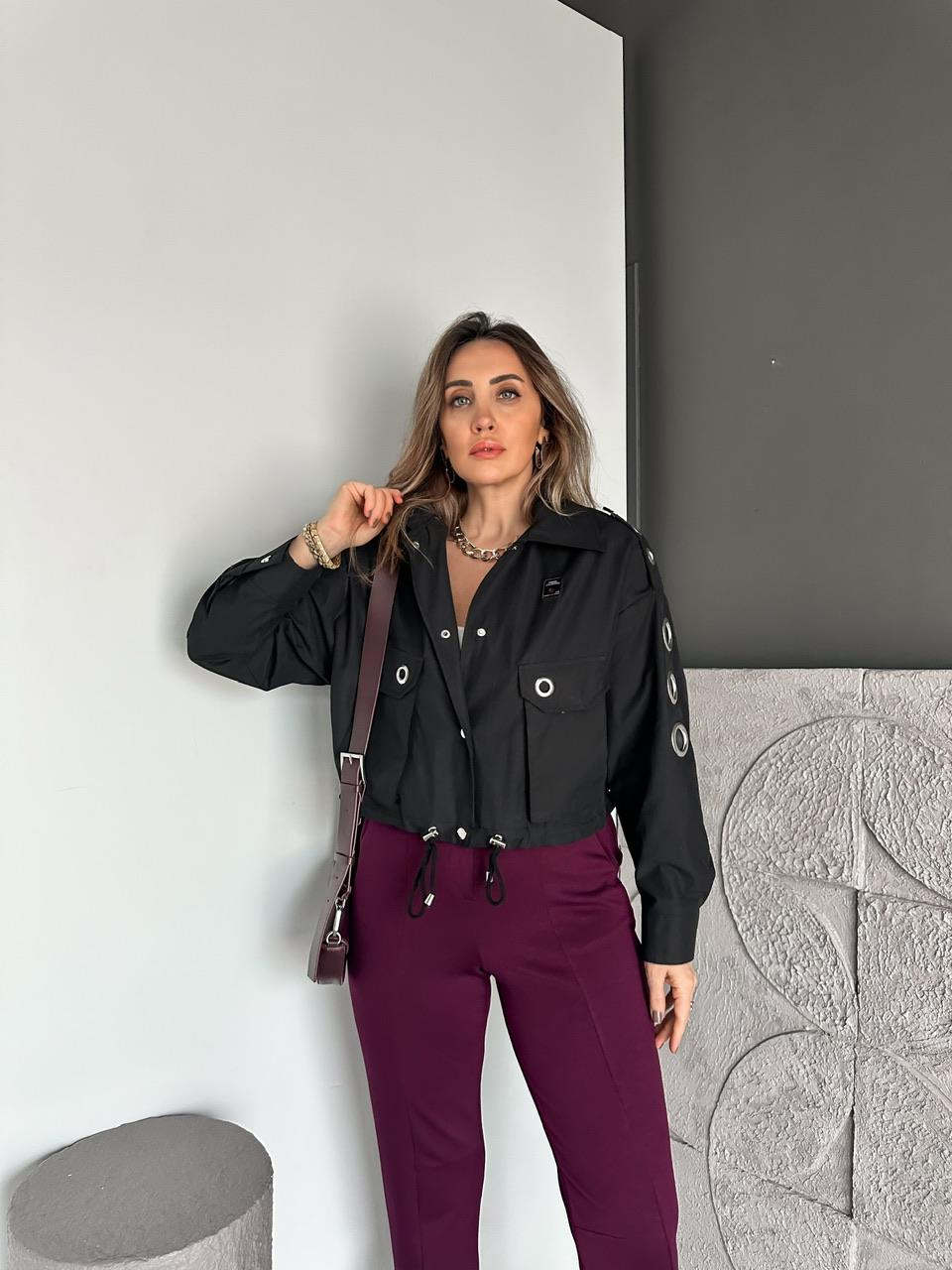 Siyah Zımbalı Aksesuarlı Tasarım Kısa Trençkot