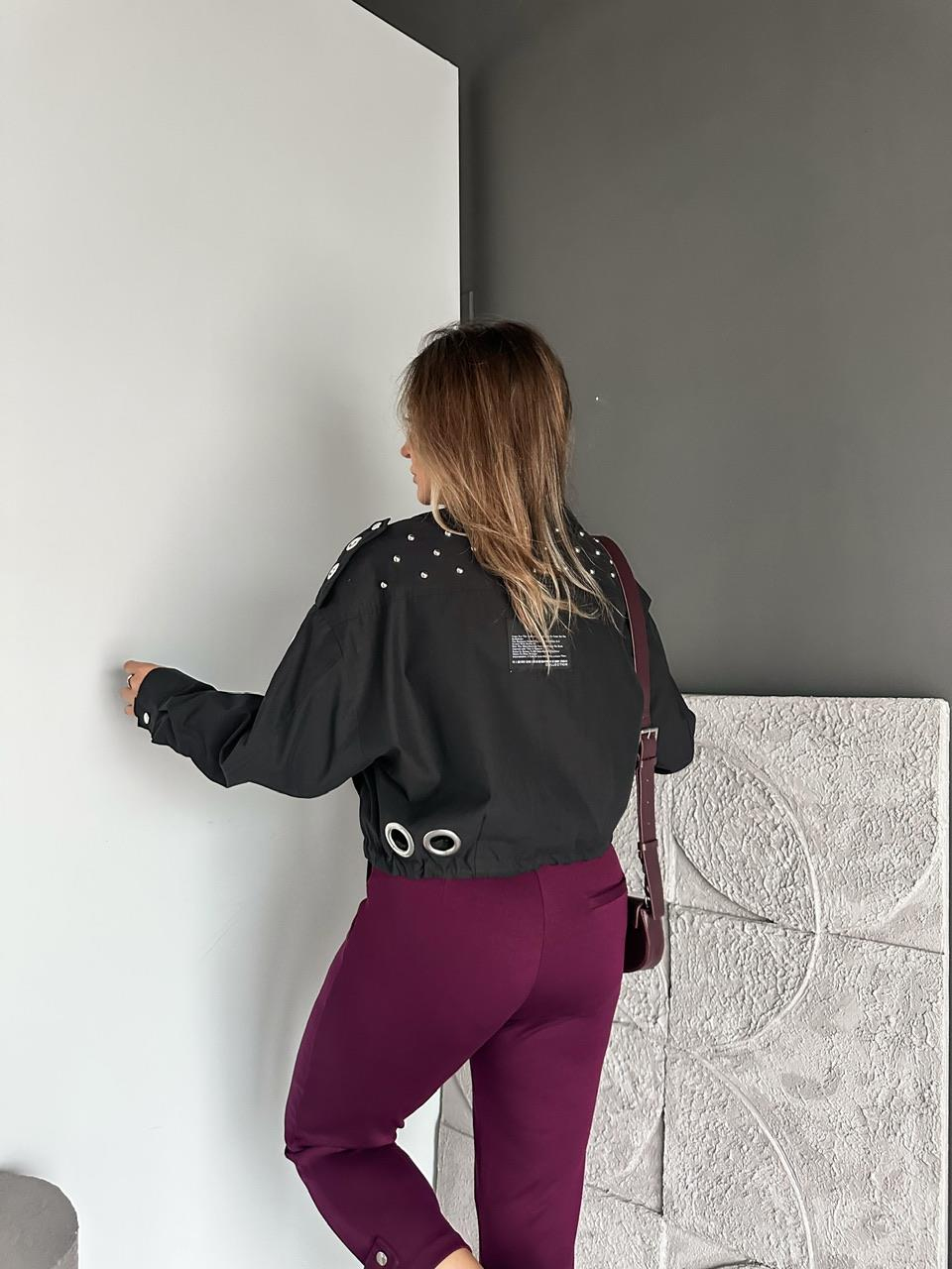 Siyah Zımbalı Aksesuarlı Tasarım Kısa Trençkot