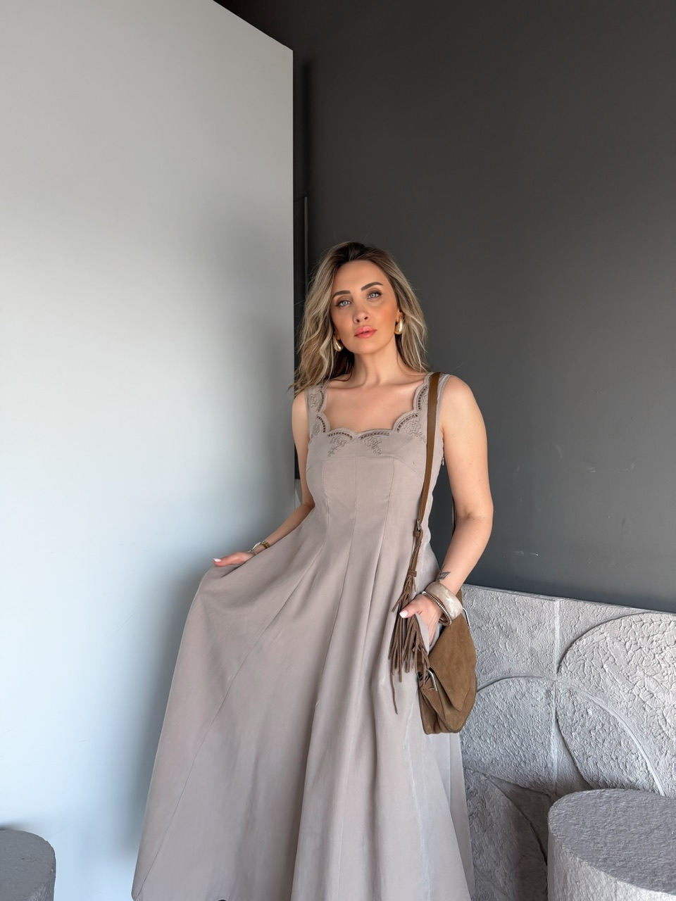Taş Yakası Nakışlı Cepli Elbise