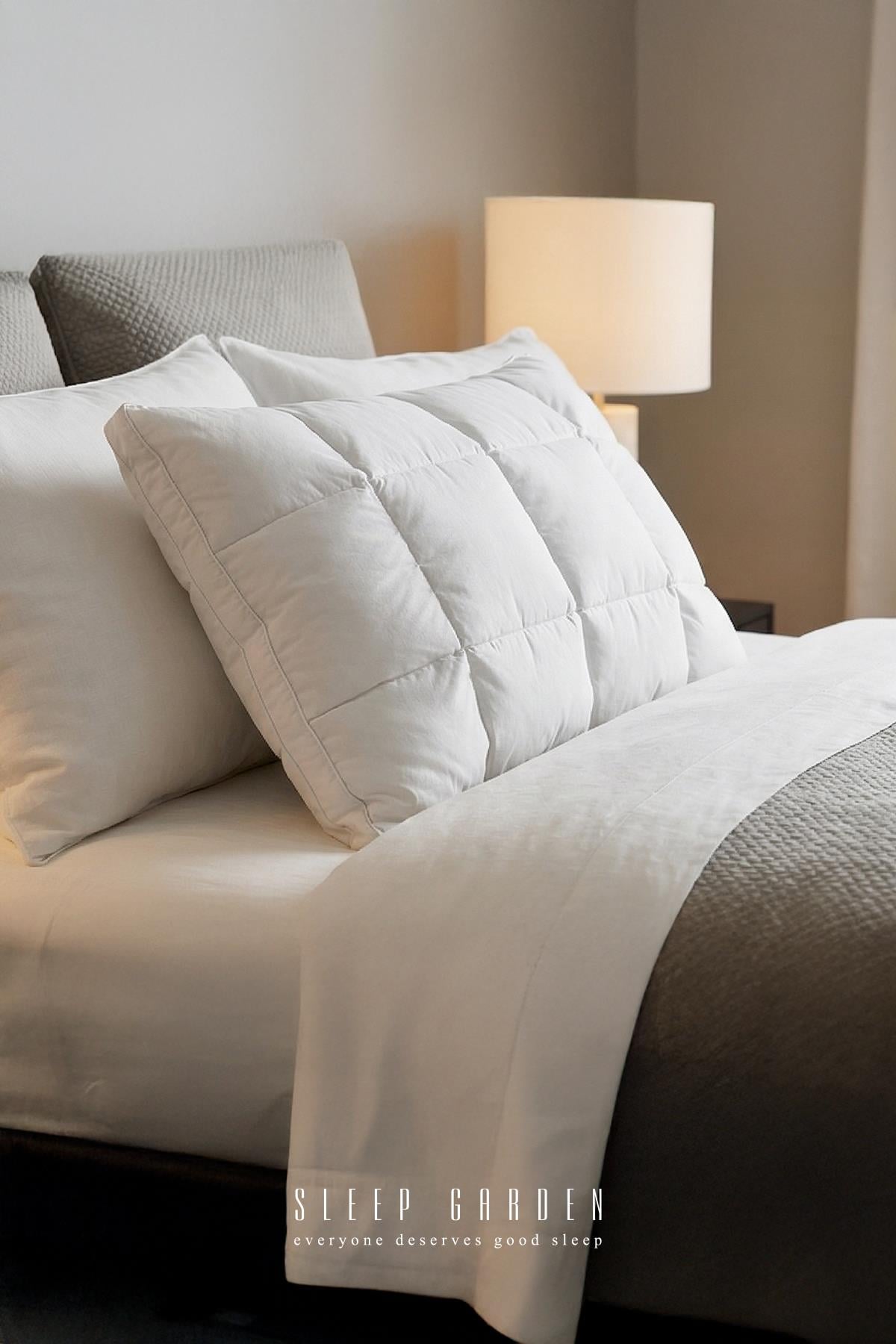 Sleep Garden Buffle Hybrid Kaz Tüyü Medikal Yastık Jüt Keten Çantalı 50x70Sleep Garden Kaz Tüyü Medikal Yastık Tela Çantalı 50x70/Dünyanın en rahat uykusu için tasarlandıSleep Garden