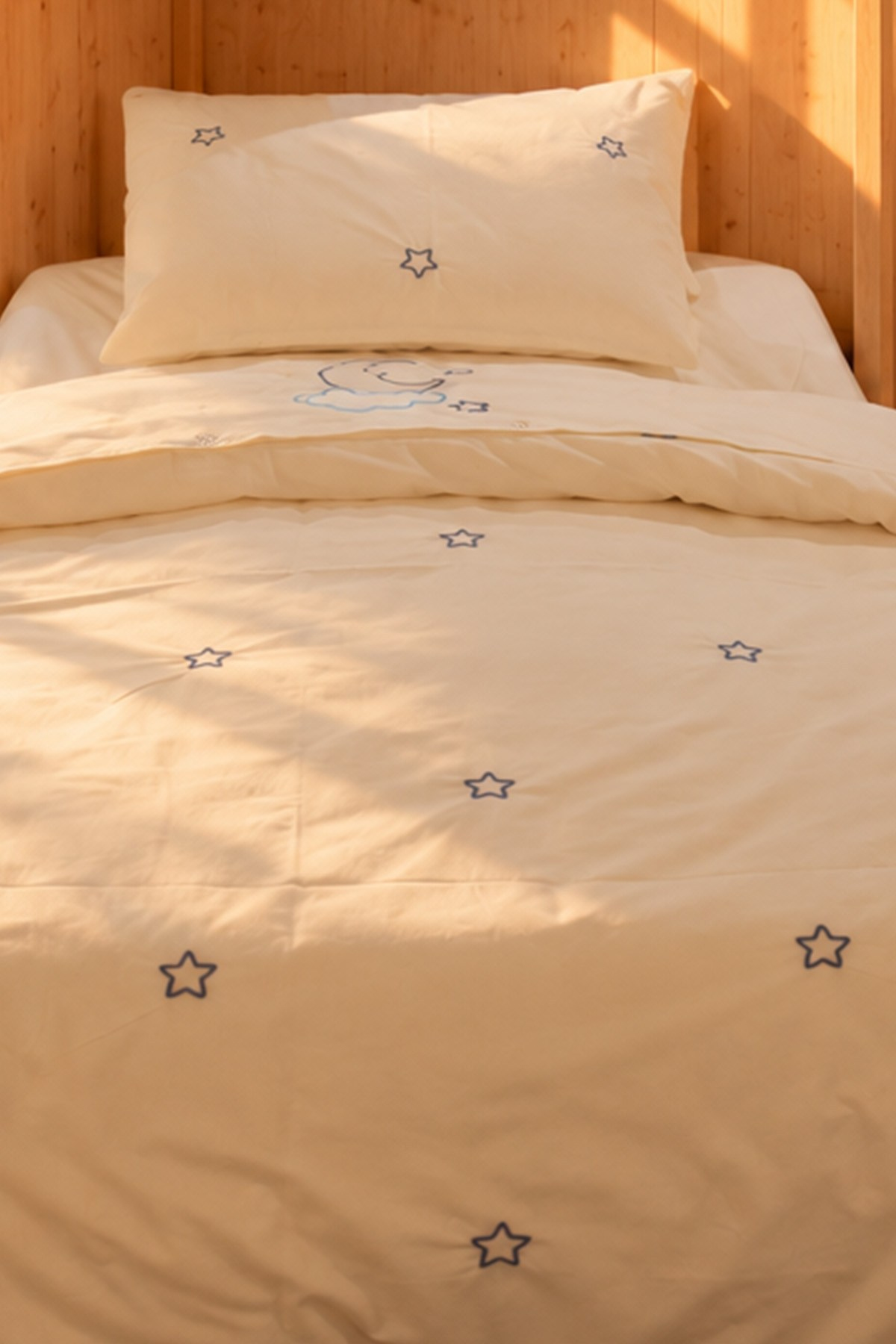 Sleep Garden Esen Bebek Nevresim Takımı Nakışlı %100 Pamuk Mavi Yıldız Desenli Sleep Garden