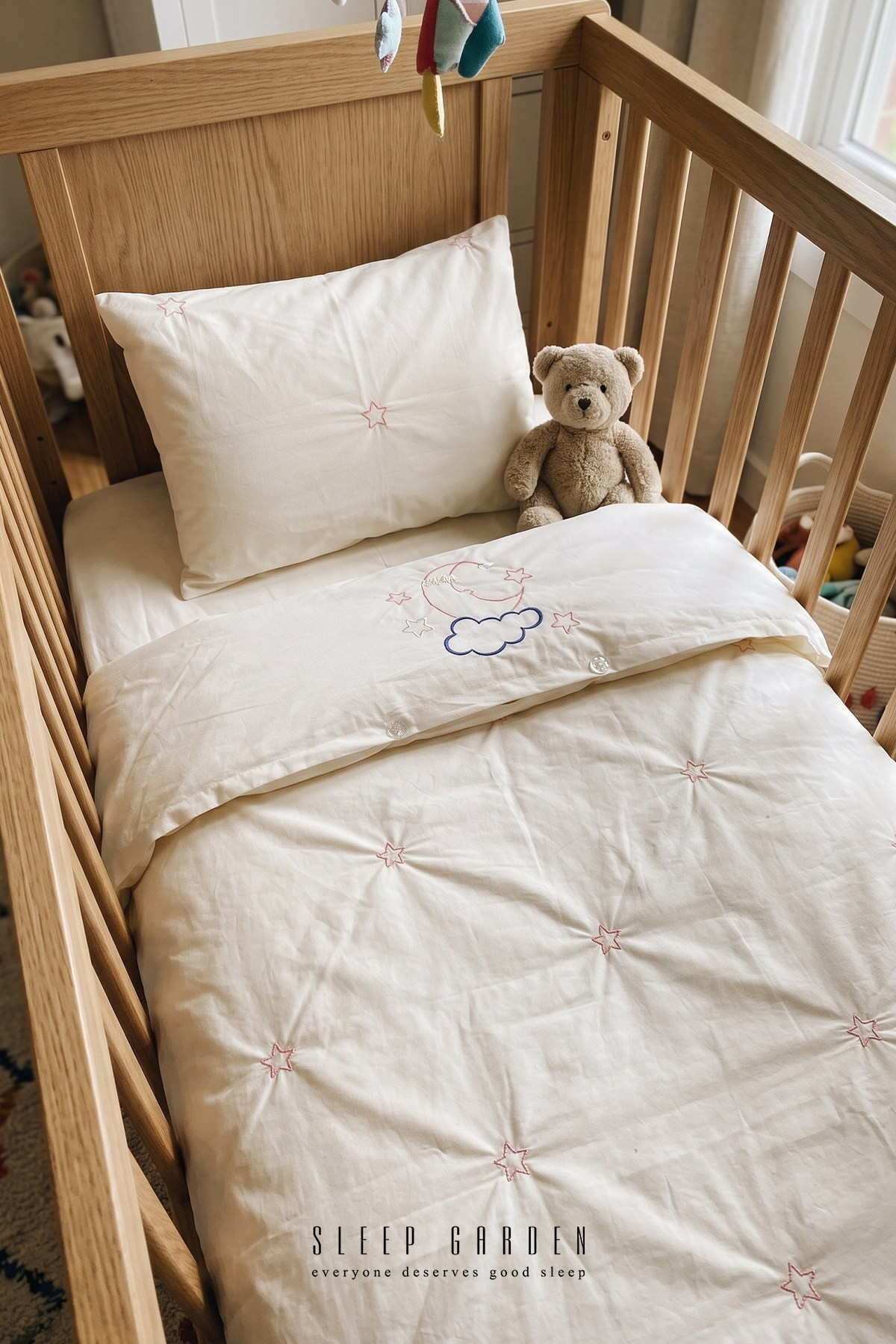 Sleep Garden Esen Bebek Nevresim Takımı Nakışlı %100 Pamuk Pembe Yıldız Desenli Sleep Garden Esen Bebek Nevresim Takımı Nakışlı %100 Pamuk Pembe Yıldız Desenli Sleep Garden