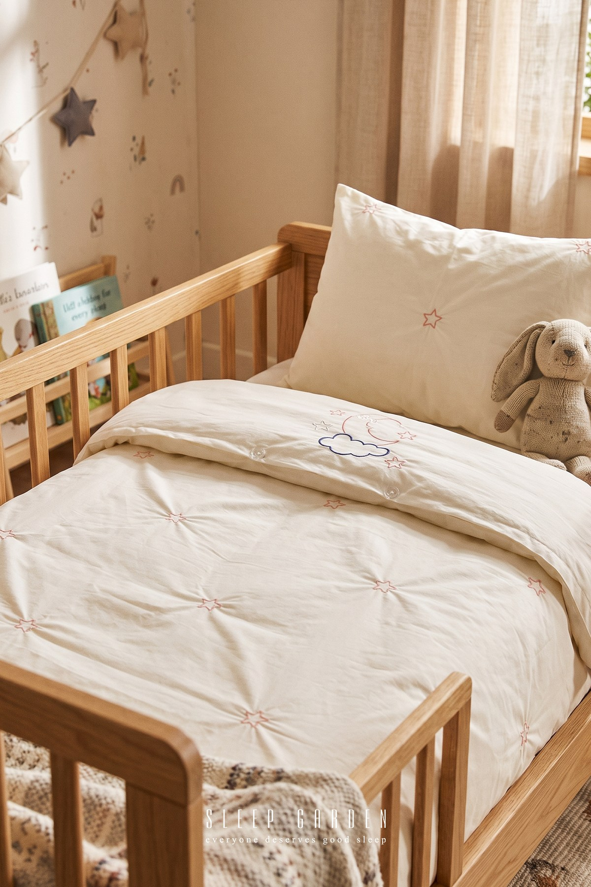 Sleep Garden Esen Bebek Nevresim Takımı Nakışlı %100 Pamuk Pembe Yıldız Desenli Sleep Garden Esen Bebek Nevresim Takımı Nakışlı %100 Pamuk Pembe Yıldız Desenli Sleep Garden