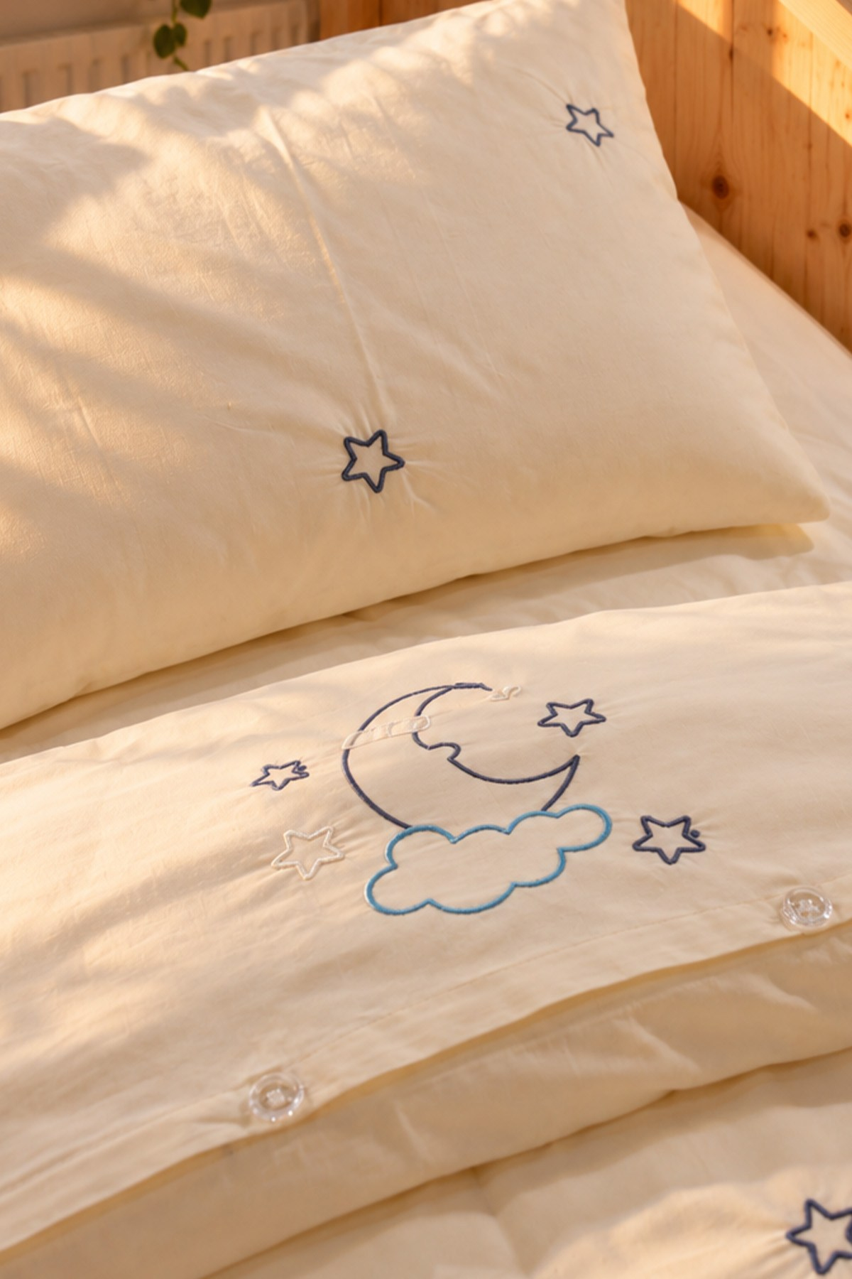 Sleep Garden Esen Bebek Nevresim Takımı Nakışlı %100 Pamuk Mavi Yıldız Desenli Sleep Garden