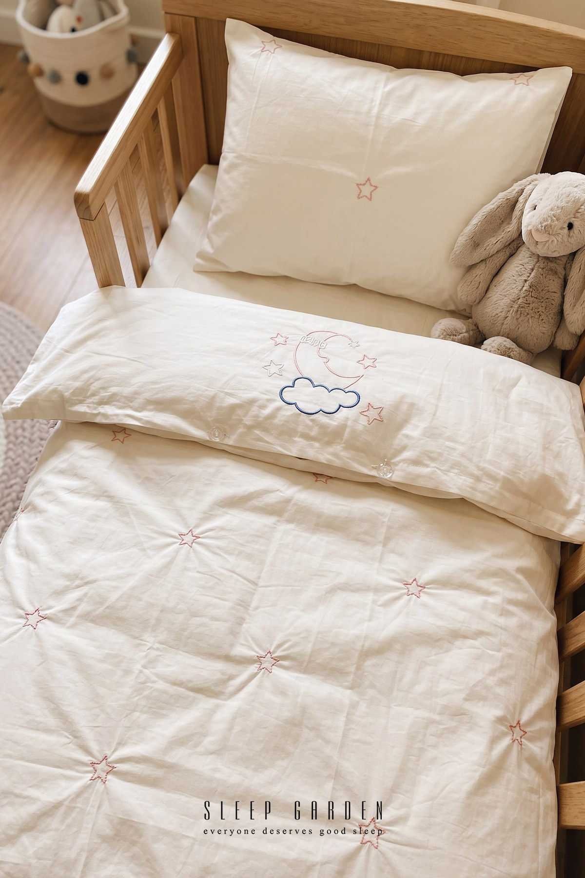 Sleep Garden Esen Bebek Nevresim Takımı Nakışlı %100 Pamuk Pembe Yıldız Desenli Sleep Garden Esen Bebek Nevresim Takımı Nakışlı %100 Pamuk Pembe Yıldız Desenli Sleep Garden
