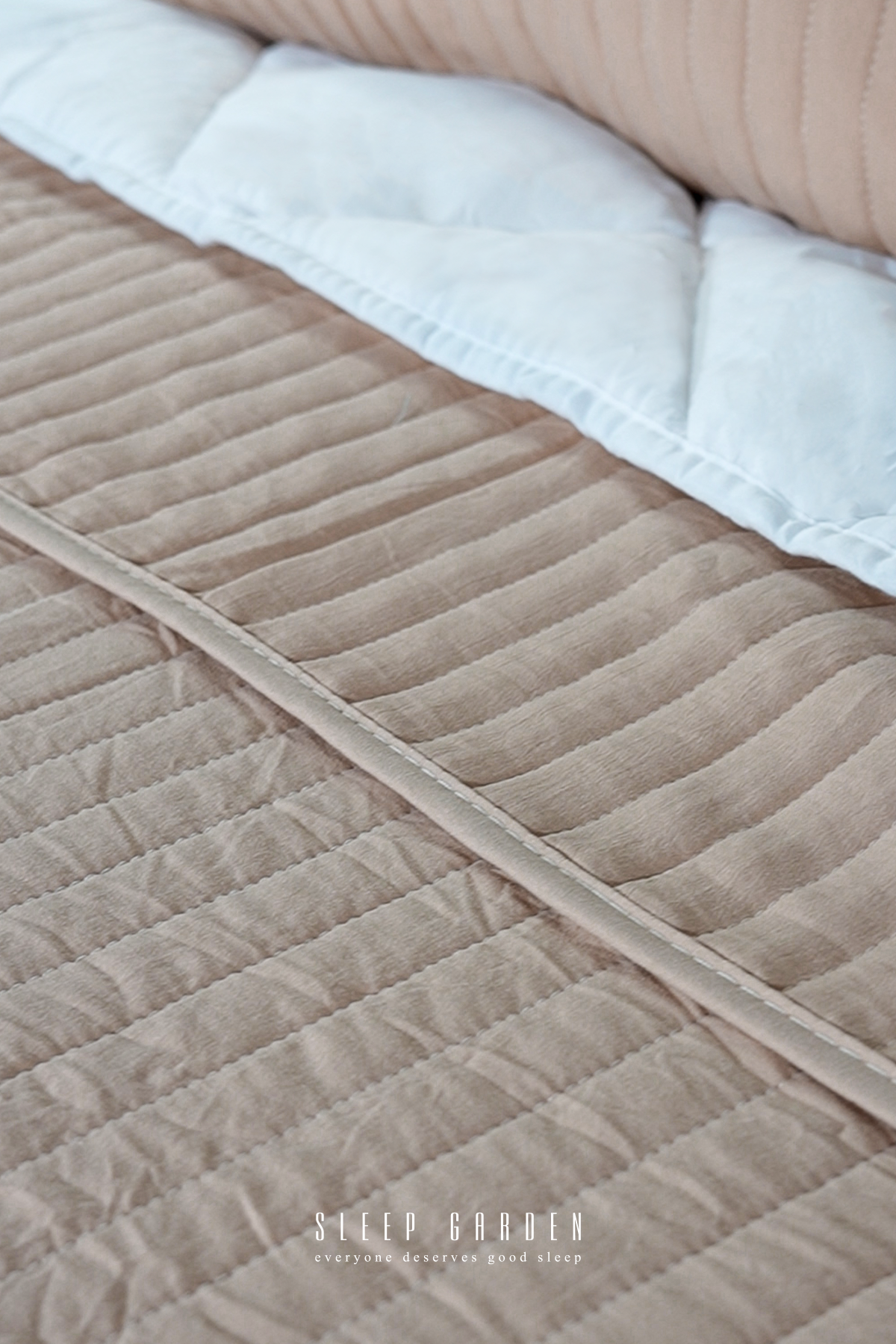 Sleep Garden Melora Yatak Örtüsü Seti Çift KişilikSleep Garden Melora Yatak Örtüsü Seti Çift Kişilik Pudra Rengi - Uyku dünyanızı güzelleştiren Sleep Garden kalitesiyle, Melora yatak örtüsü seti şimdi sleepgarden.com.tr'de! Şıklığı ve konforu bir arada sunan bu özel ürünü hemen keşfedin.Sleep Garden