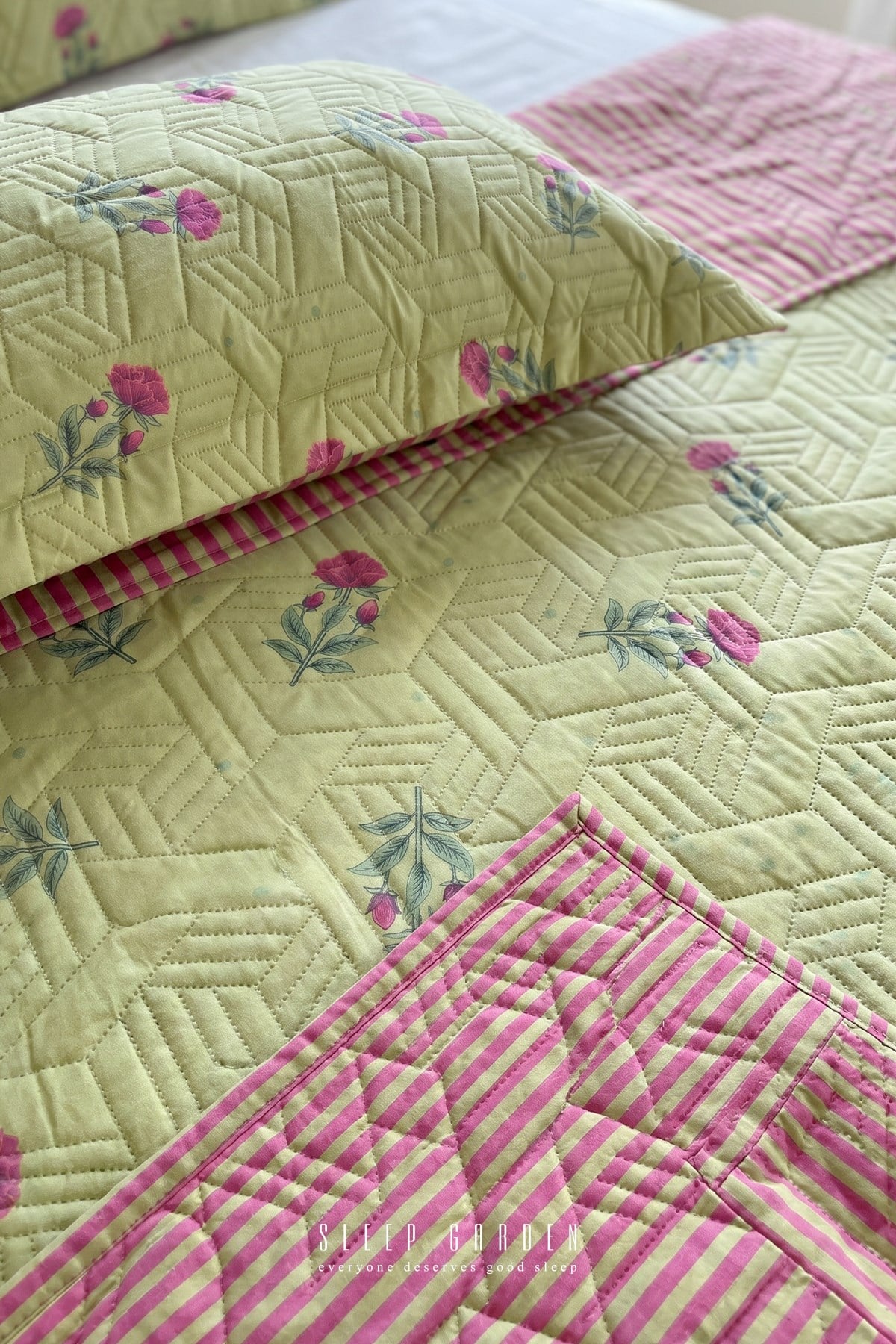 Sleep Garden Rozarin Kapitoneli Desenli Şık Yatak Örtüsü Seti Sleep Garden Rozarin Kapitoneli Desenli Şık Yatak Örtüsü Seti Sleep Garden