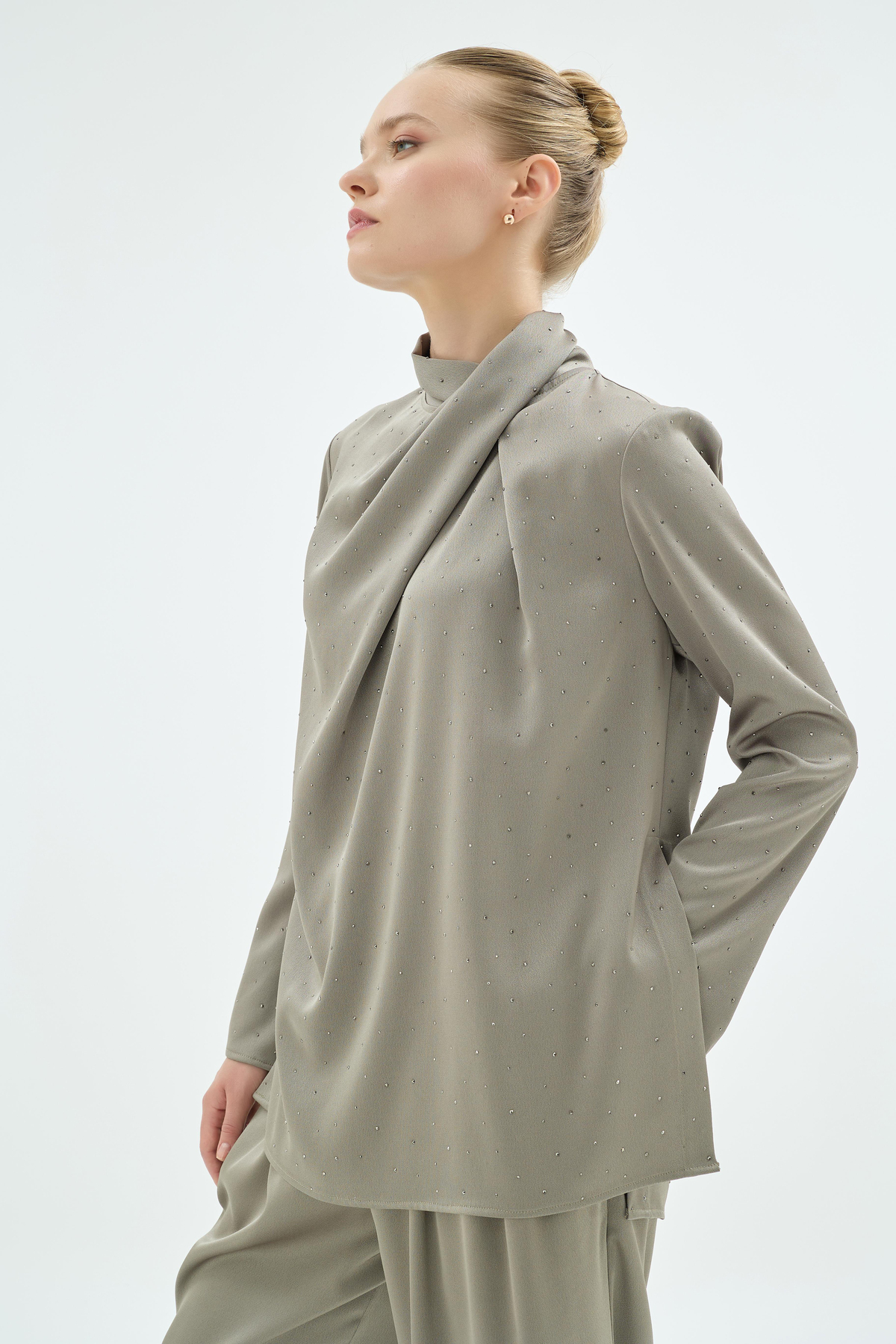Cristalle Işıltılı Taş Detaylı Dökümlü Bluz Haki