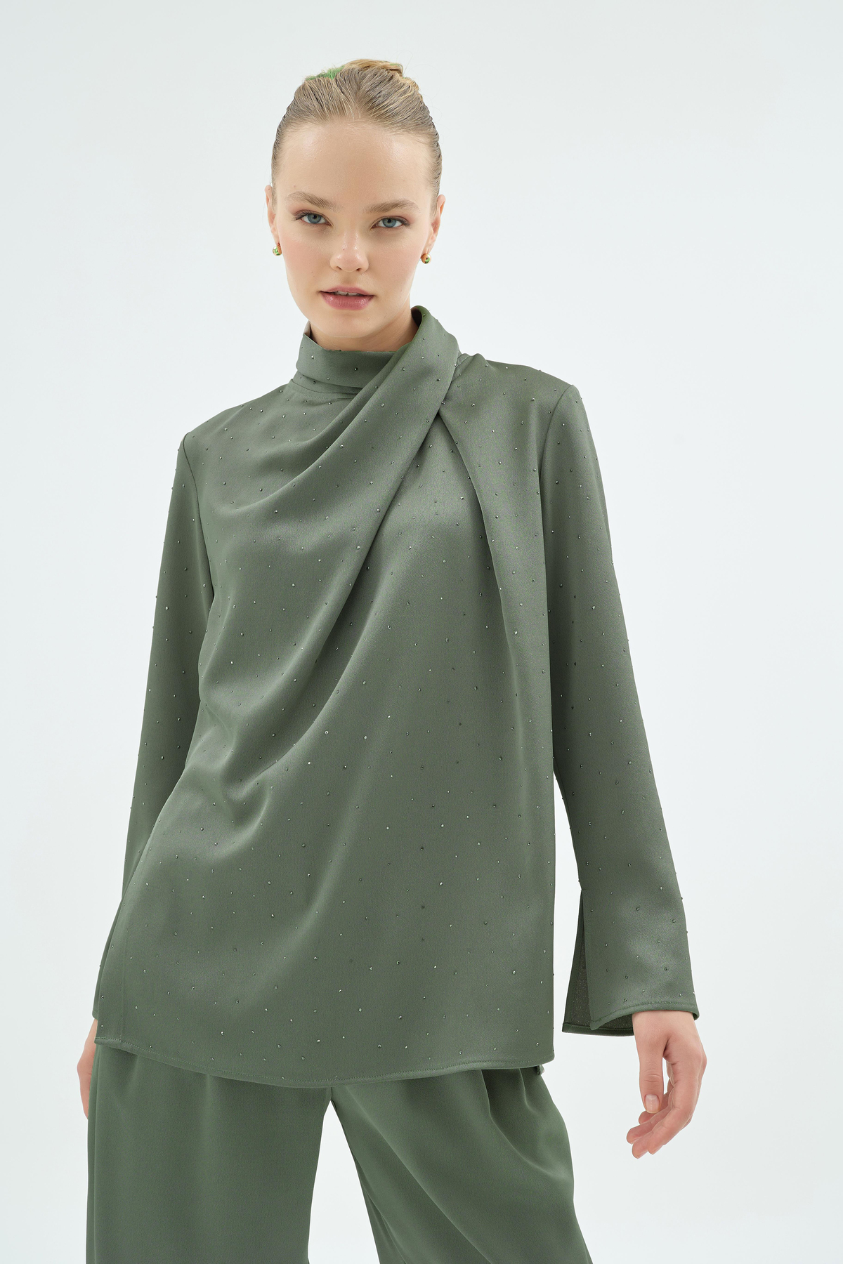 Cristalle Işıltılı Taş Detaylı Dökümlü Bluz Haki