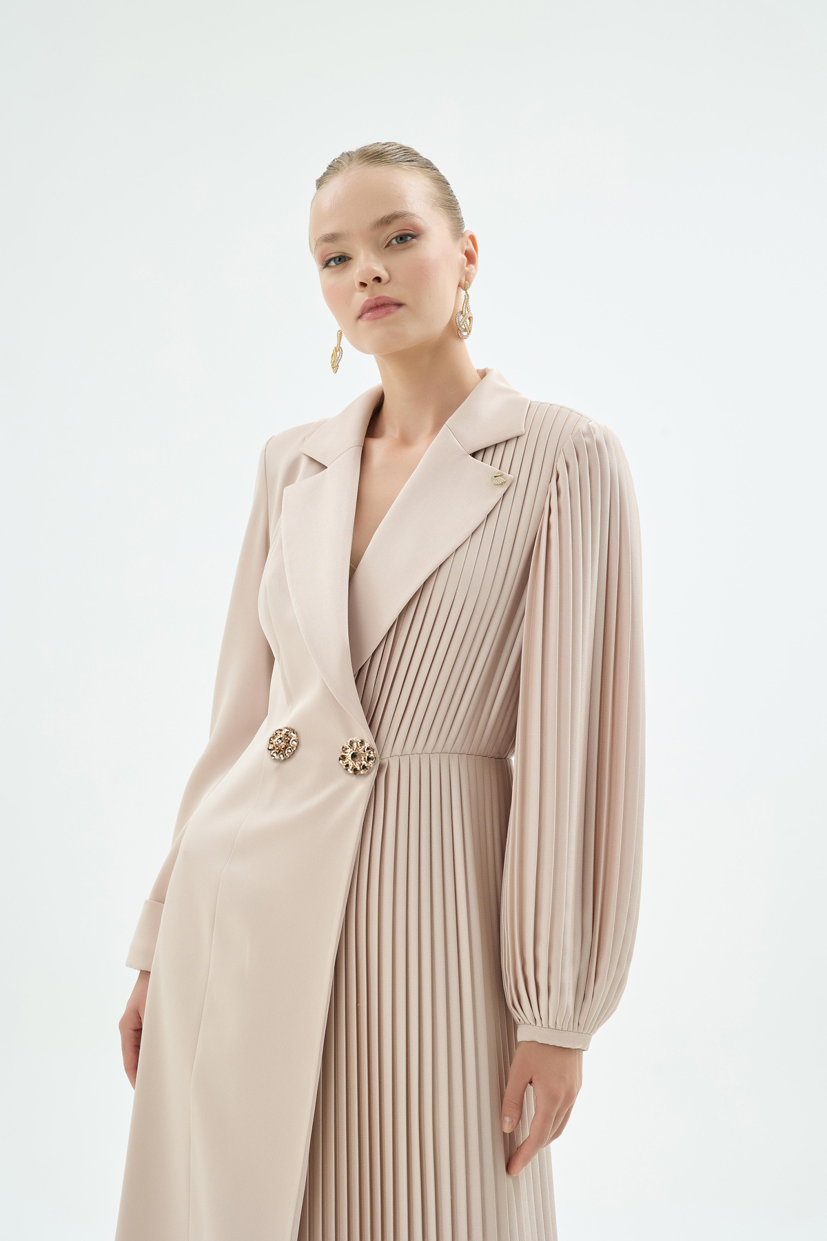 Elise Pilise ve Taş Düğme Detaylı Elbise Kum