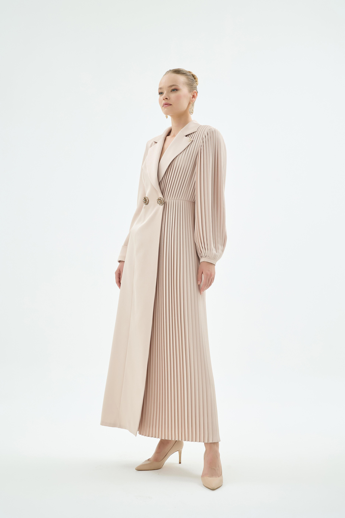 Elise Pilise ve Taş Düğme Detaylı Elbise Kum