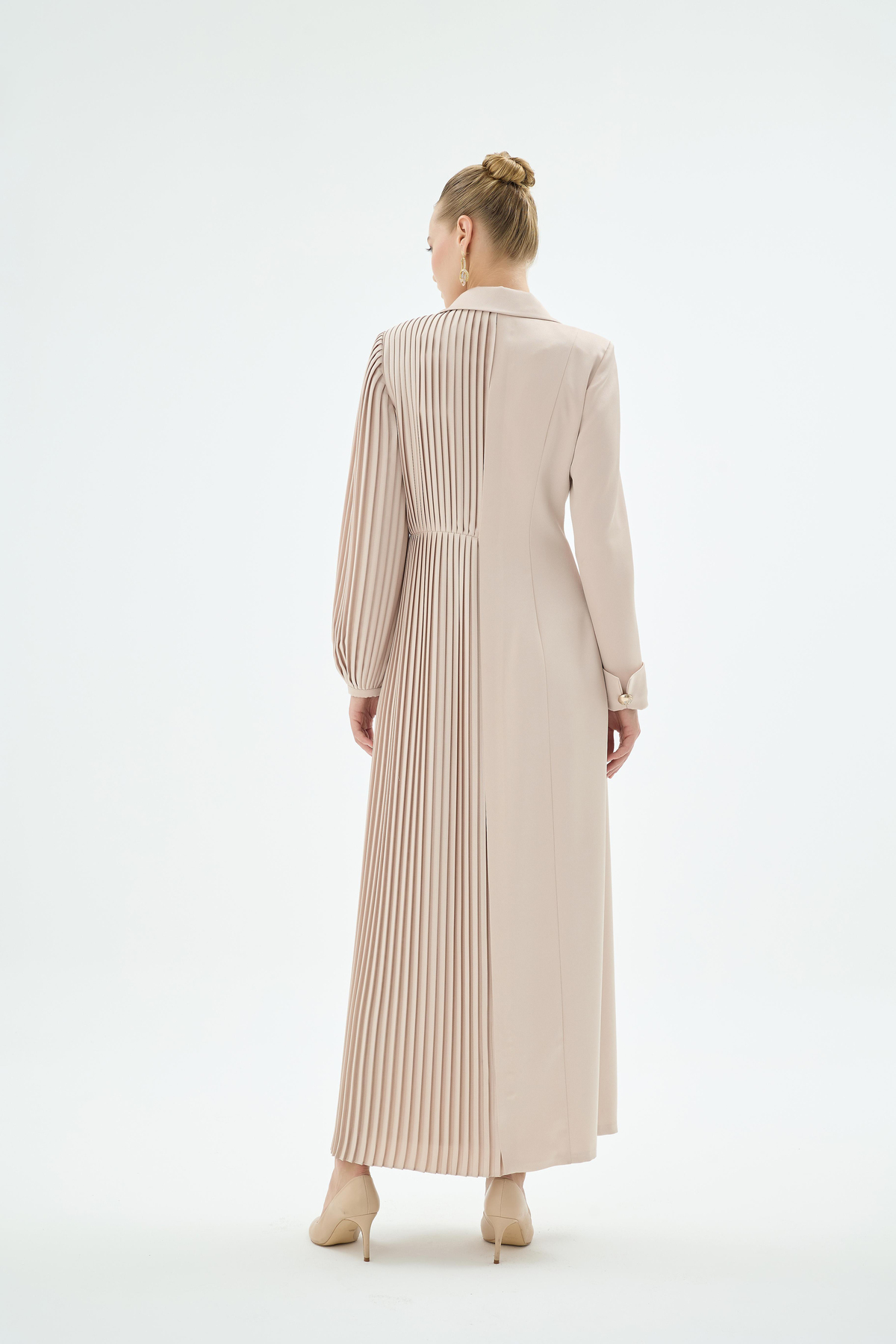 Elise Pilise ve Taş Düğme Detaylı Elbise Kum