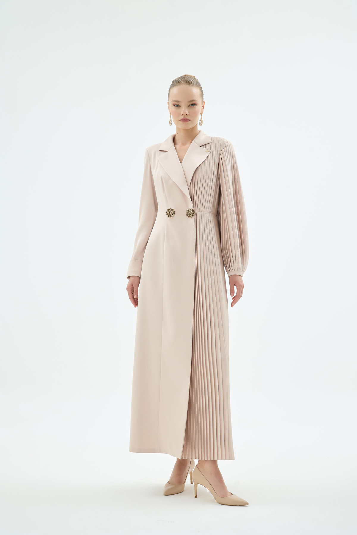 Elise Pilise ve Taş Düğme Detaylı Elbise Kum