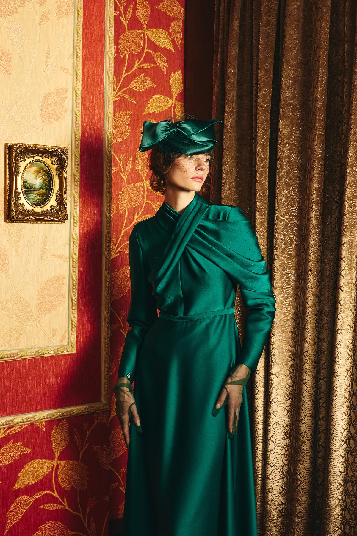 Emerelle Kristal Taşli Çarpaz Omuz Drapeli Elbise Zümrüt