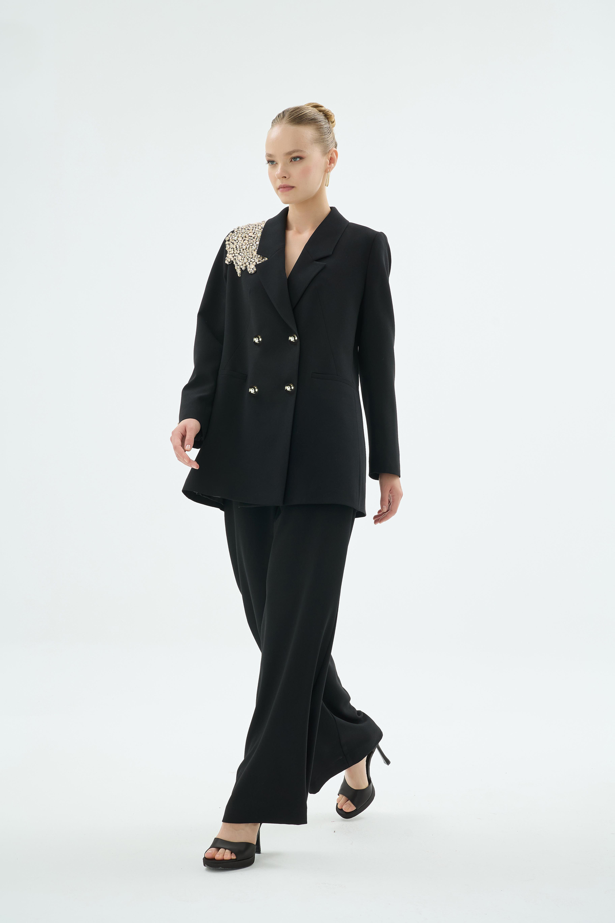 Karla Omuzu El İşleme Detaylı Düğmeli Ceket Siyah