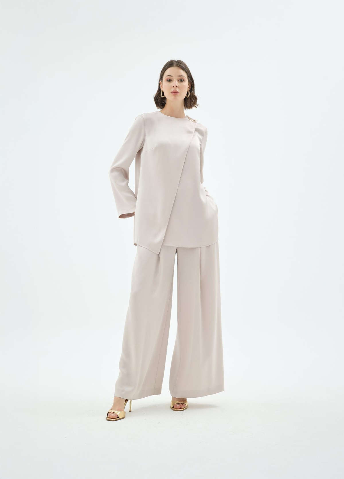 Nara Kare Düğme Detaylı Bluz ve Pantolon 2'li Takım Bej