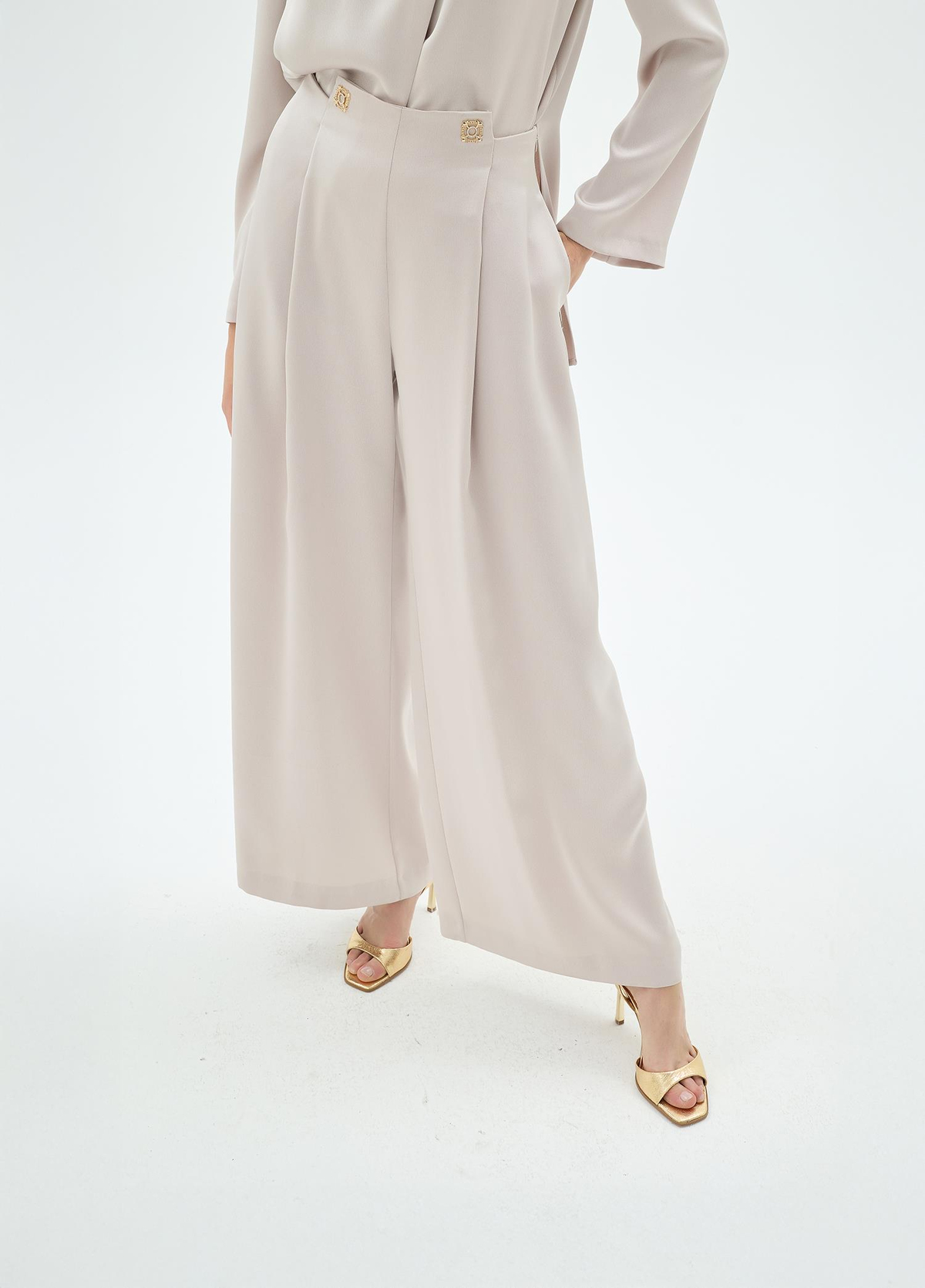 Nara Kare Düğme Detaylı Bluz ve Pantolon 2'li Takım Bej