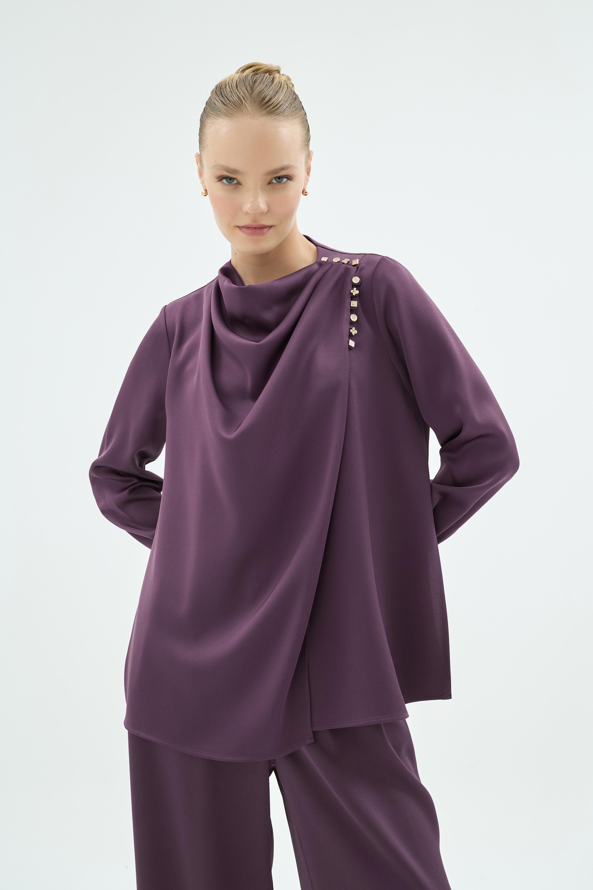 Natali Omuz Düğme Detaylı Dökümlü Bluz Mürdüm