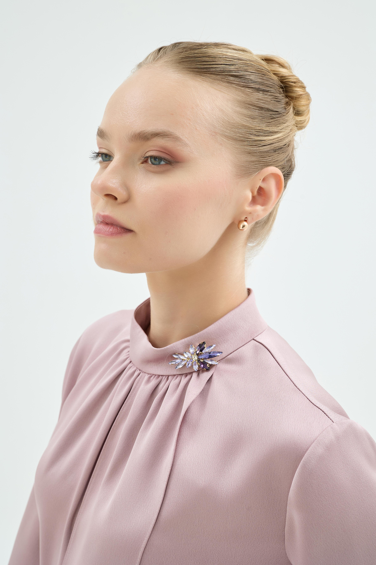 Quvin Broş Detaylı Bluz ve Parça Detaylı Pantolon 2'li Takım Pudra