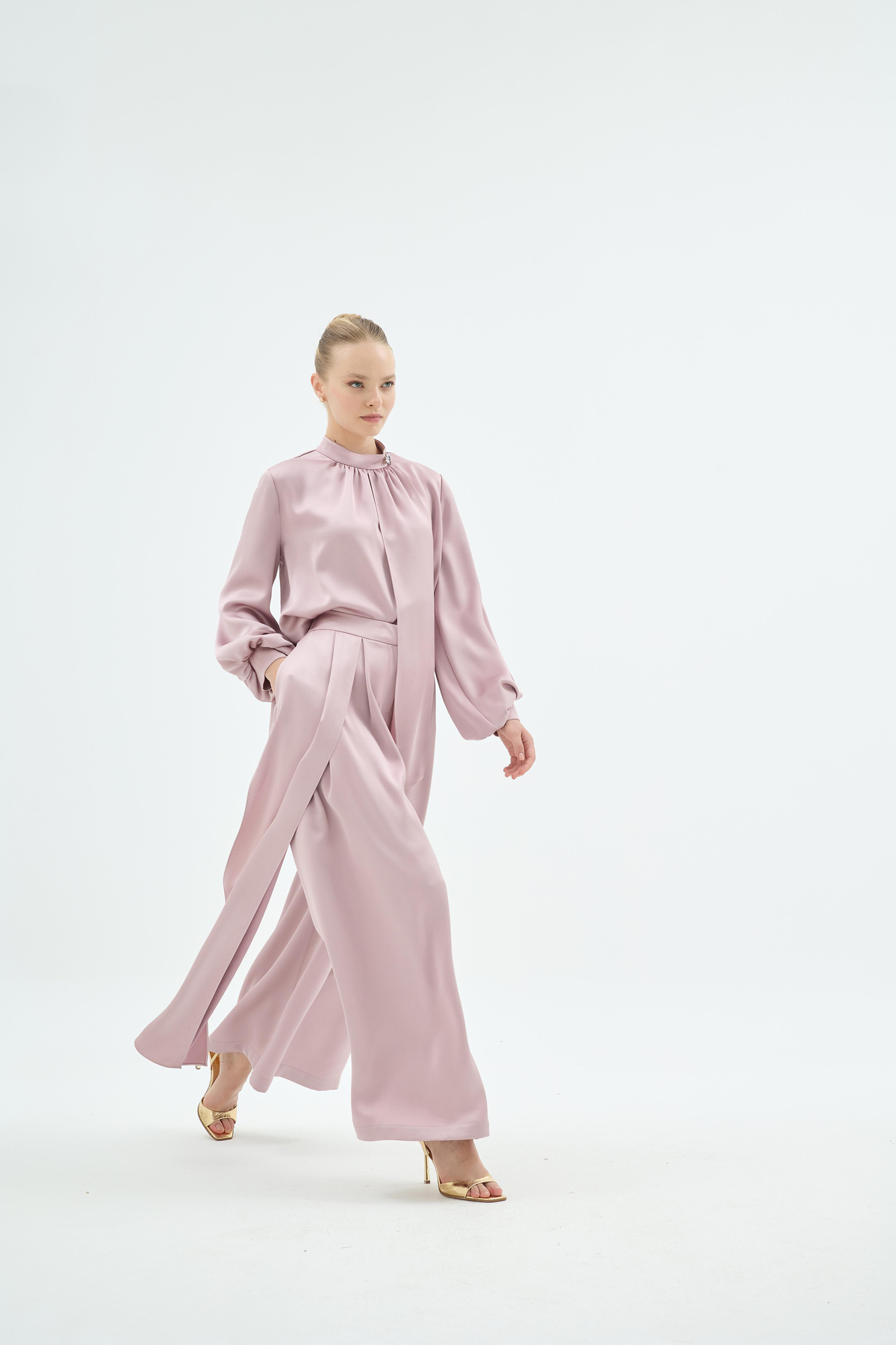 Quvin Broş Detaylı Bluz ve Parça Detaylı Pantolon 2'li Takım Pudra