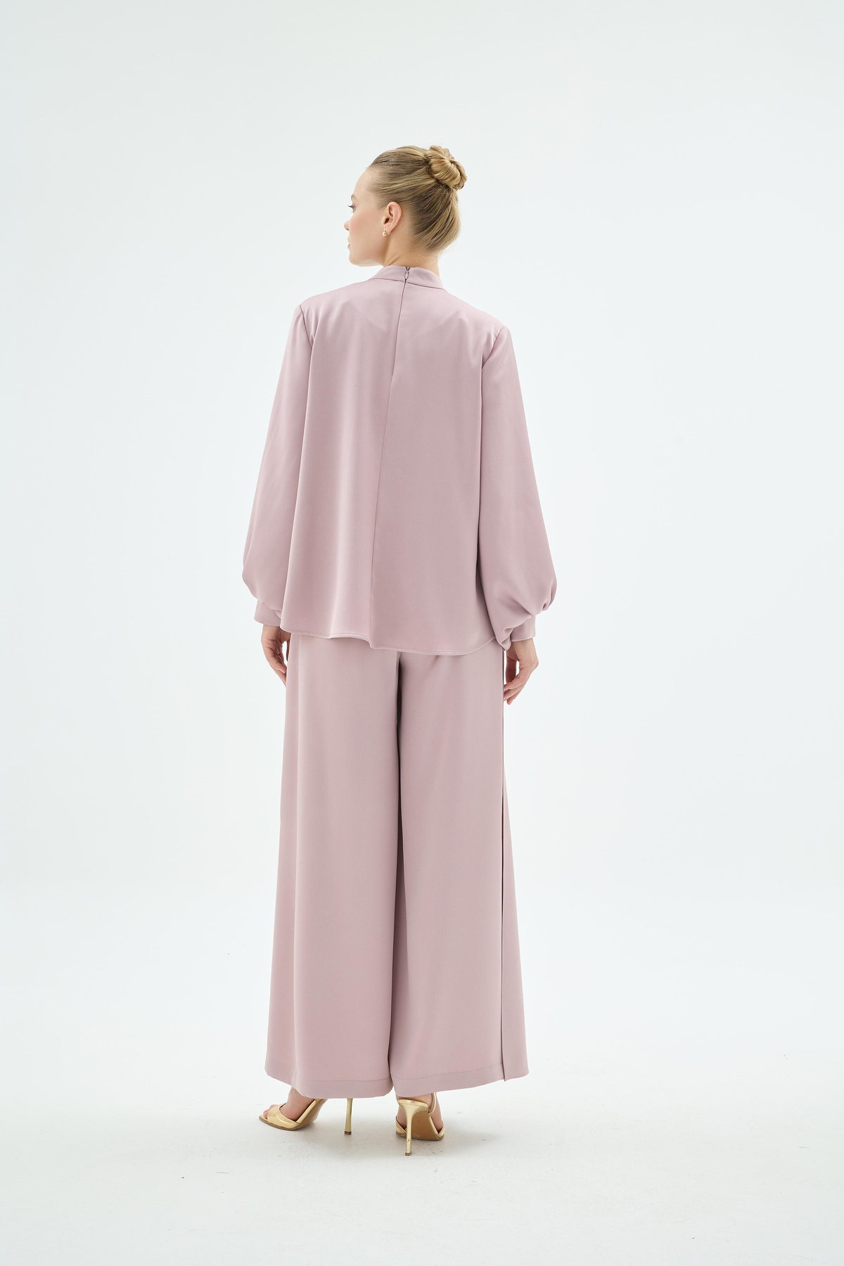 Quvin Broş Detaylı Bluz ve Parça Detaylı Pantolon 2'li Takım Pudra