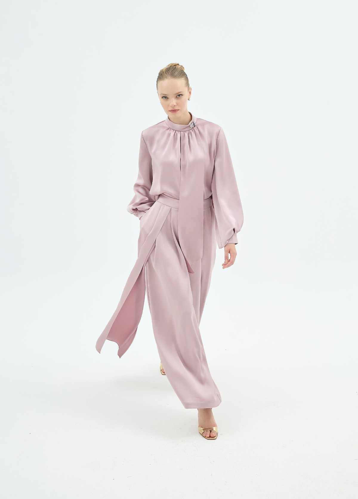 Quvin Broş Detaylı Bluz ve Parça Detaylı Pantolon 2'li Takım Pudra