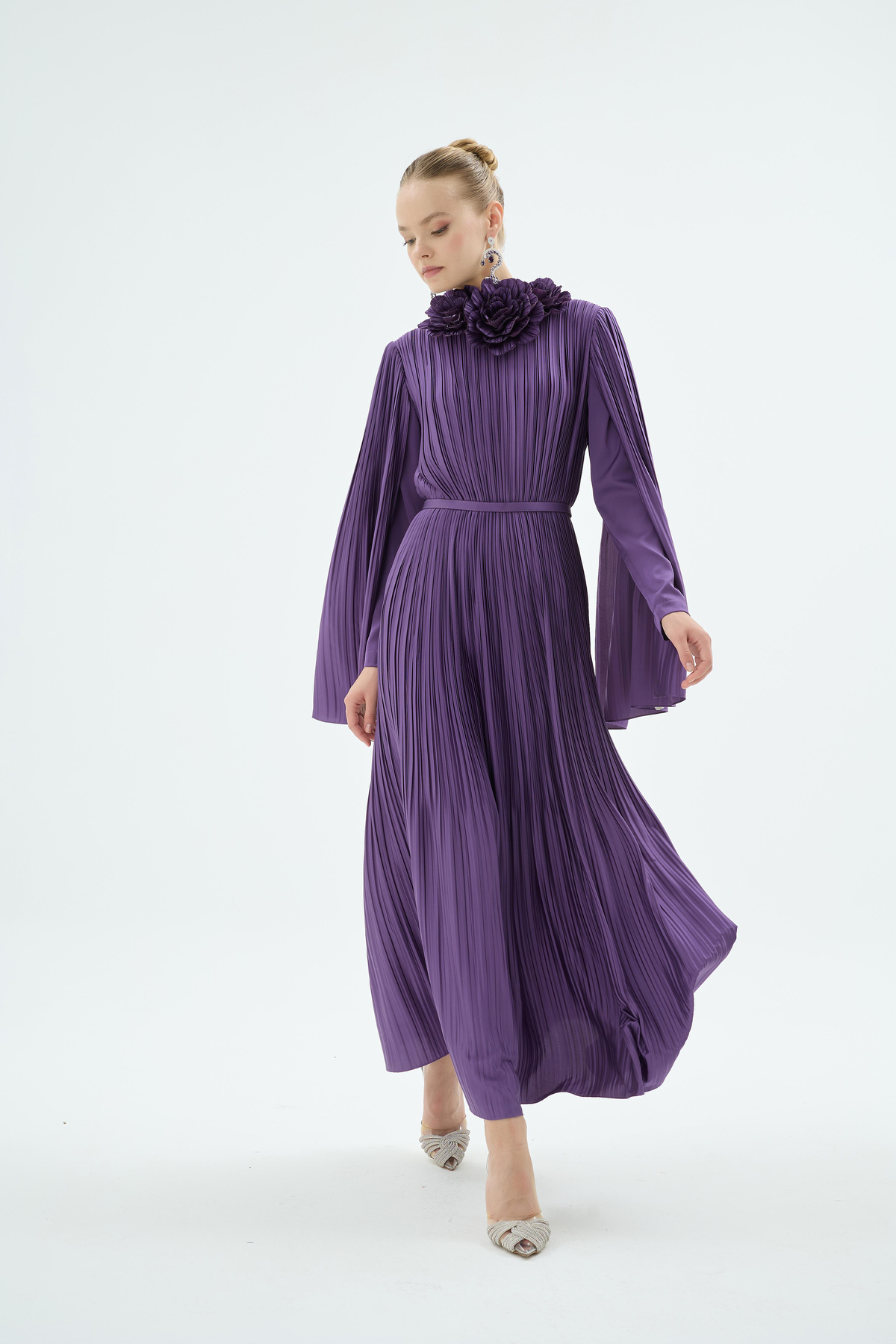 Tamia Fonksiyonel Çiçek Aksesuarli Piliseli Elbise Mor