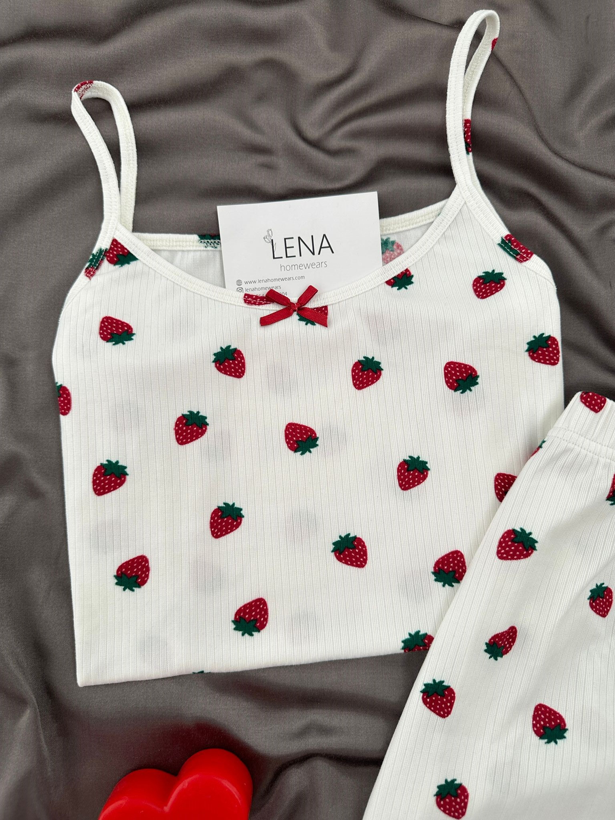 Çilek Desenli Ekru Oslo Şortlu Pijama Takımı
