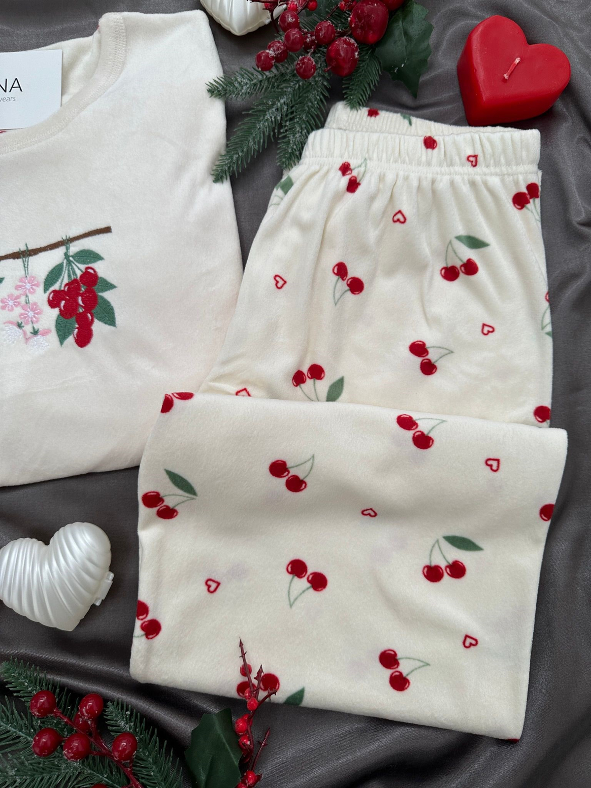 Ekru Kiraz Desenli Fransız Kadife Pijama Takımı