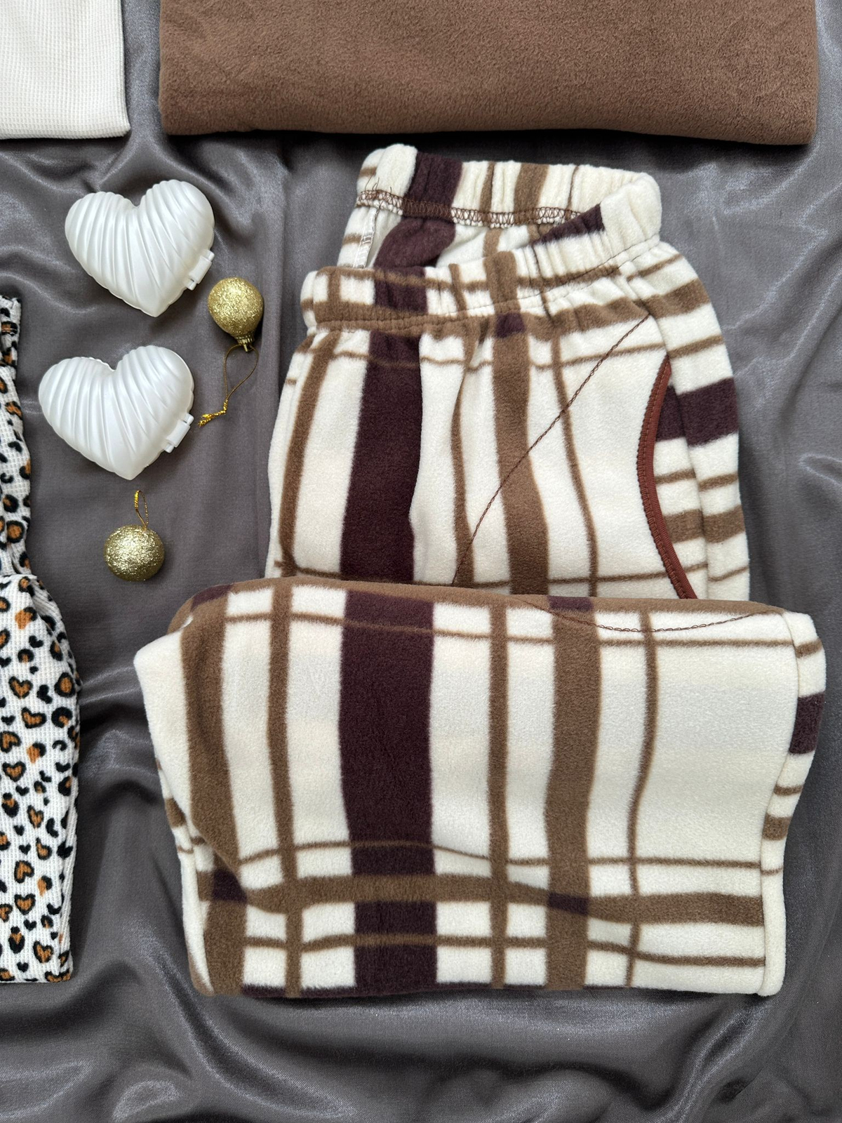 Leopar ve Kahve Ekose Günlük Rahat Sevgili Çift Uzun Kollu Pijama Takımı (2'li Set)