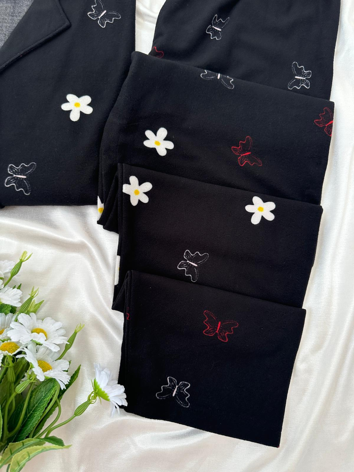 Siyah Papatya Desenli Düğmeli Termosoft Pijama Takımı