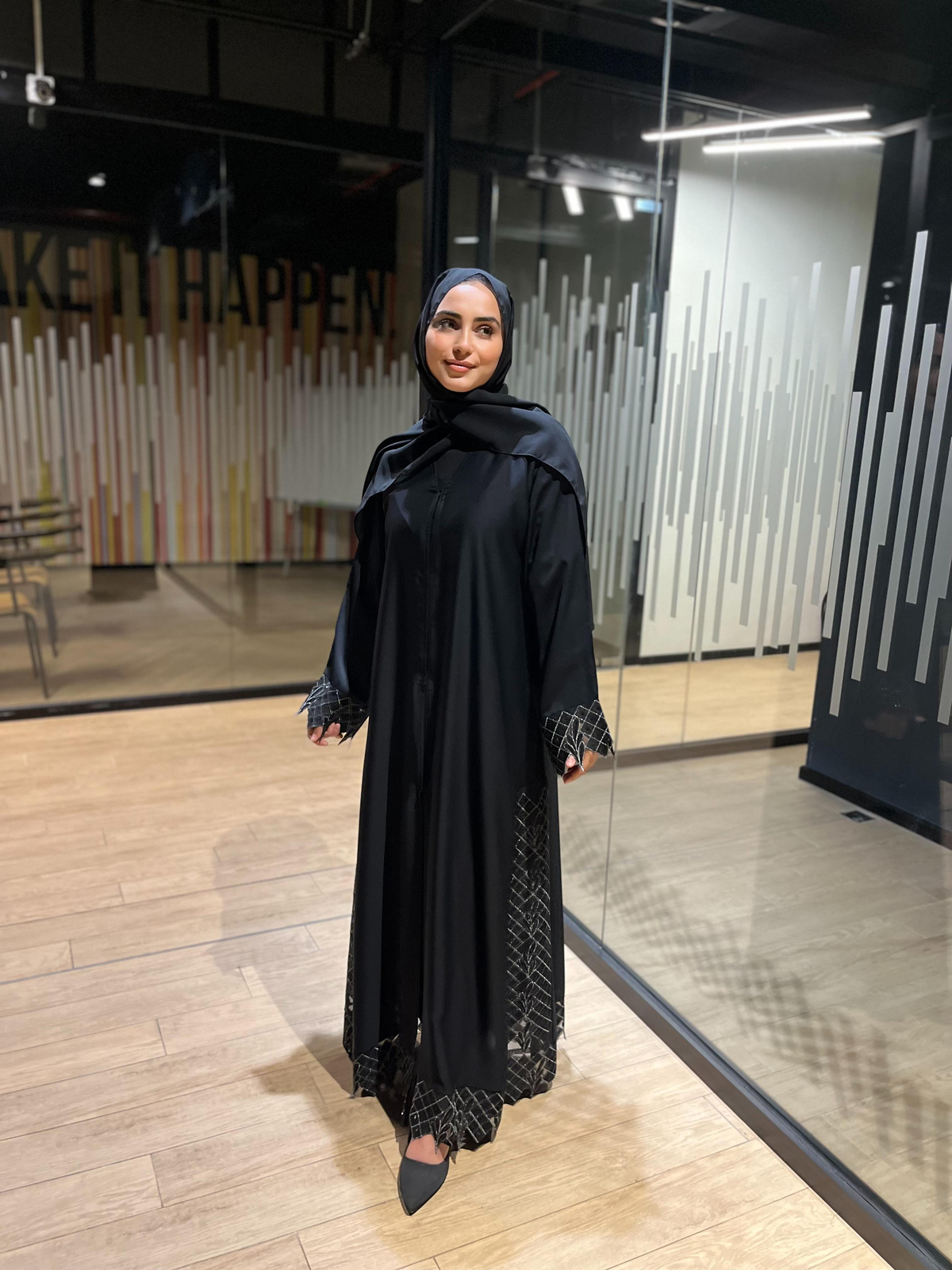 Güpür detaylı şalıyla takım çıtçıtlı abaya
