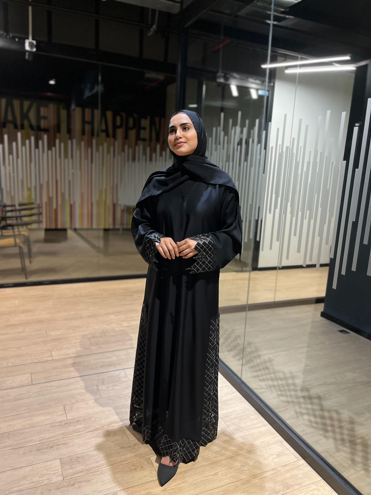 Güpür detaylı şalıyla takım çıtçıtlı abaya