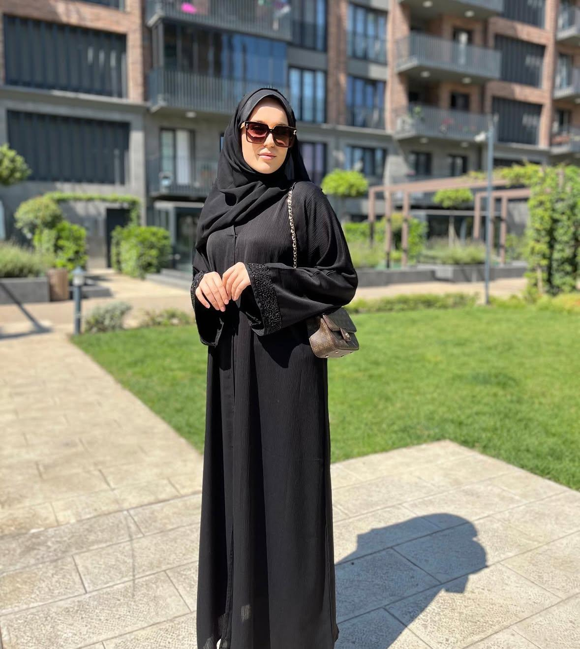 Kolları işlemeli şalıyla takım abaya