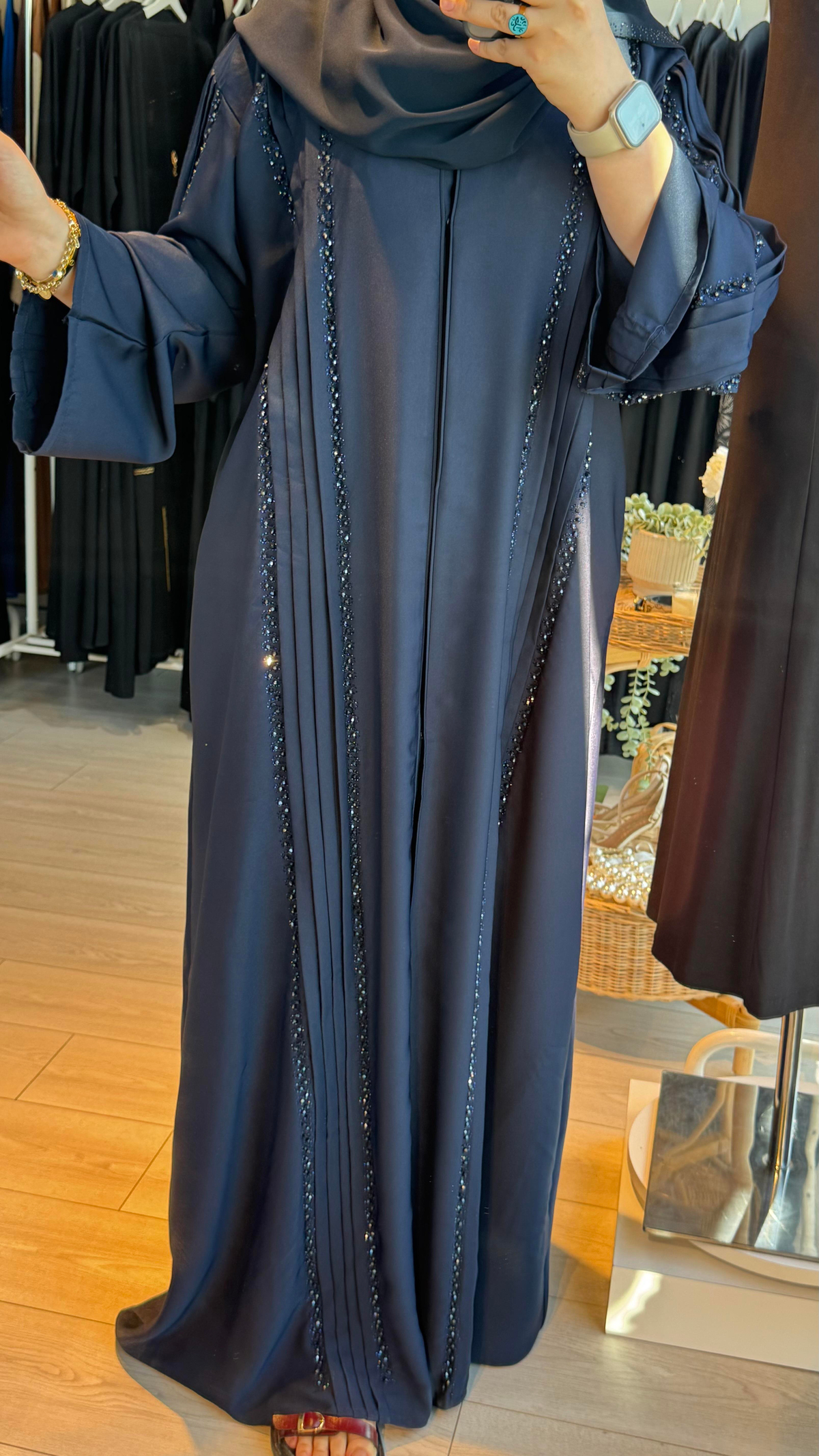Lacivert plise detaylı işlemeli abaya