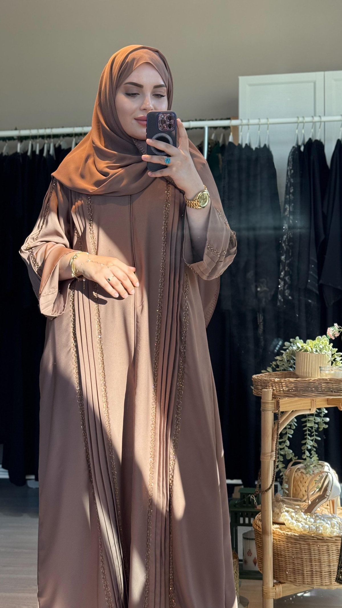 Plise ve işleme detaylı cappuccino abayamız şalıyla takımdır 