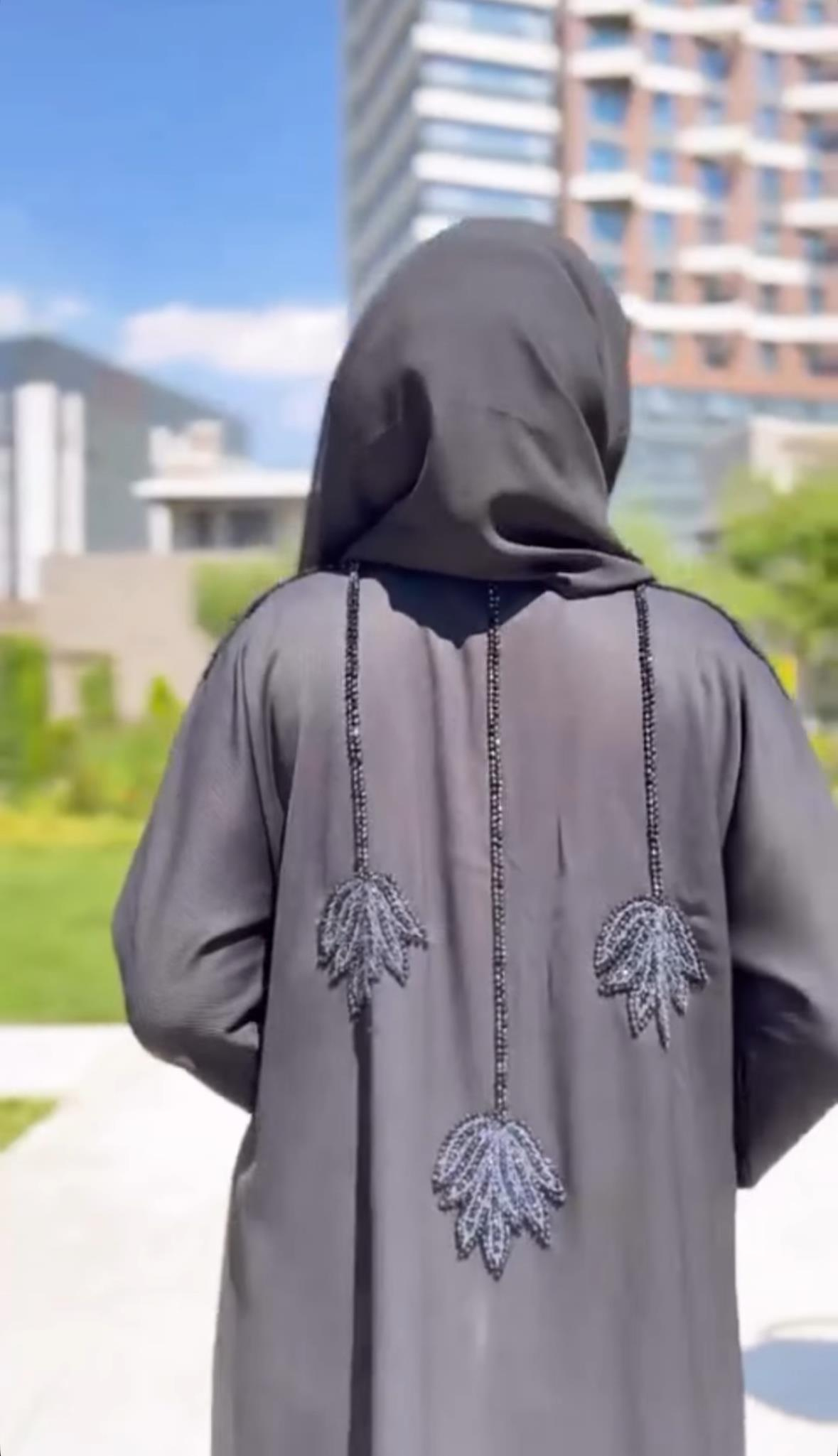 Sırtı işlemeleri abayamız şalıyla takımdır