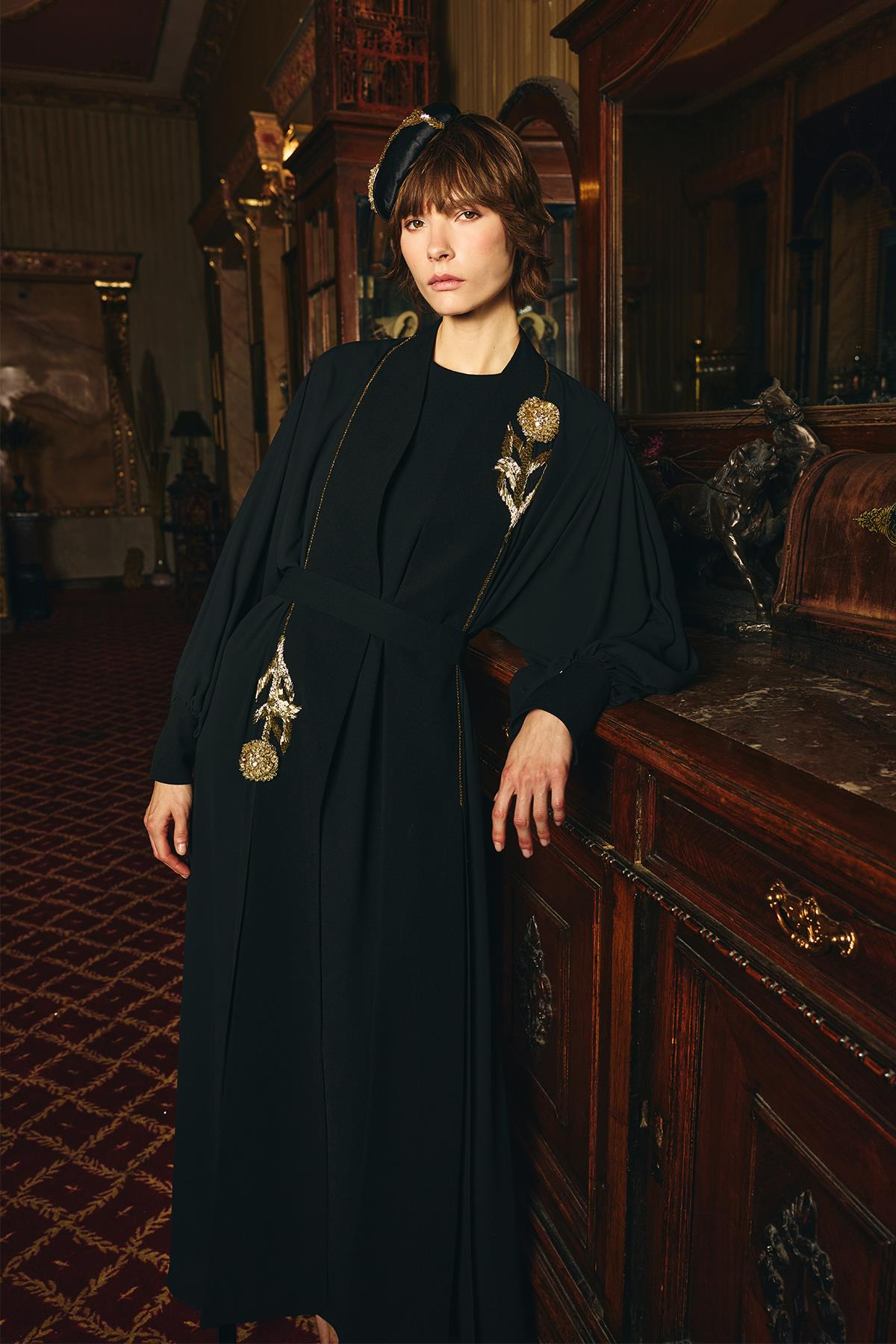 Karla El İşçiliği Gül Motifli Taş İşleme Abaya Siyah