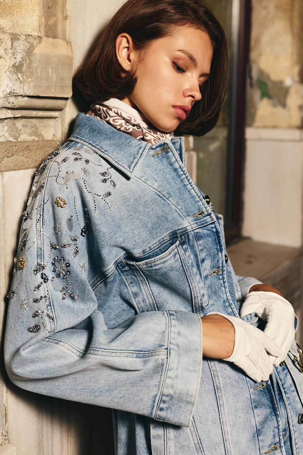Santa Omuz İşlemeli Denim Ceket Açık Mavi