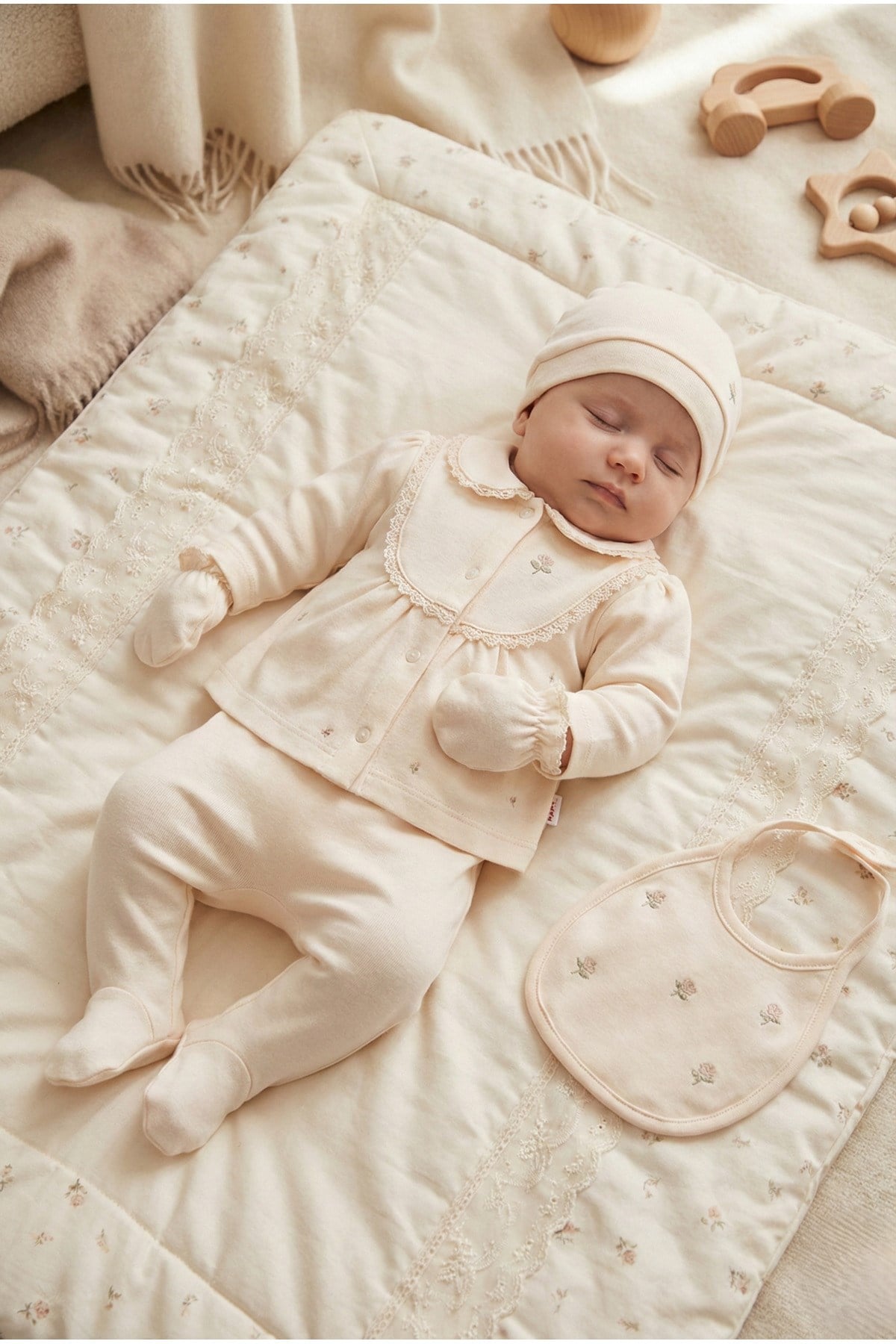 KIZ BEBEK %100 PAMUK ÇİÇEK NAKIŞLI 5'Lİ YENİDOĞAN HASTANE ÇIKIŞI ZIBIN SETİ KUTULU