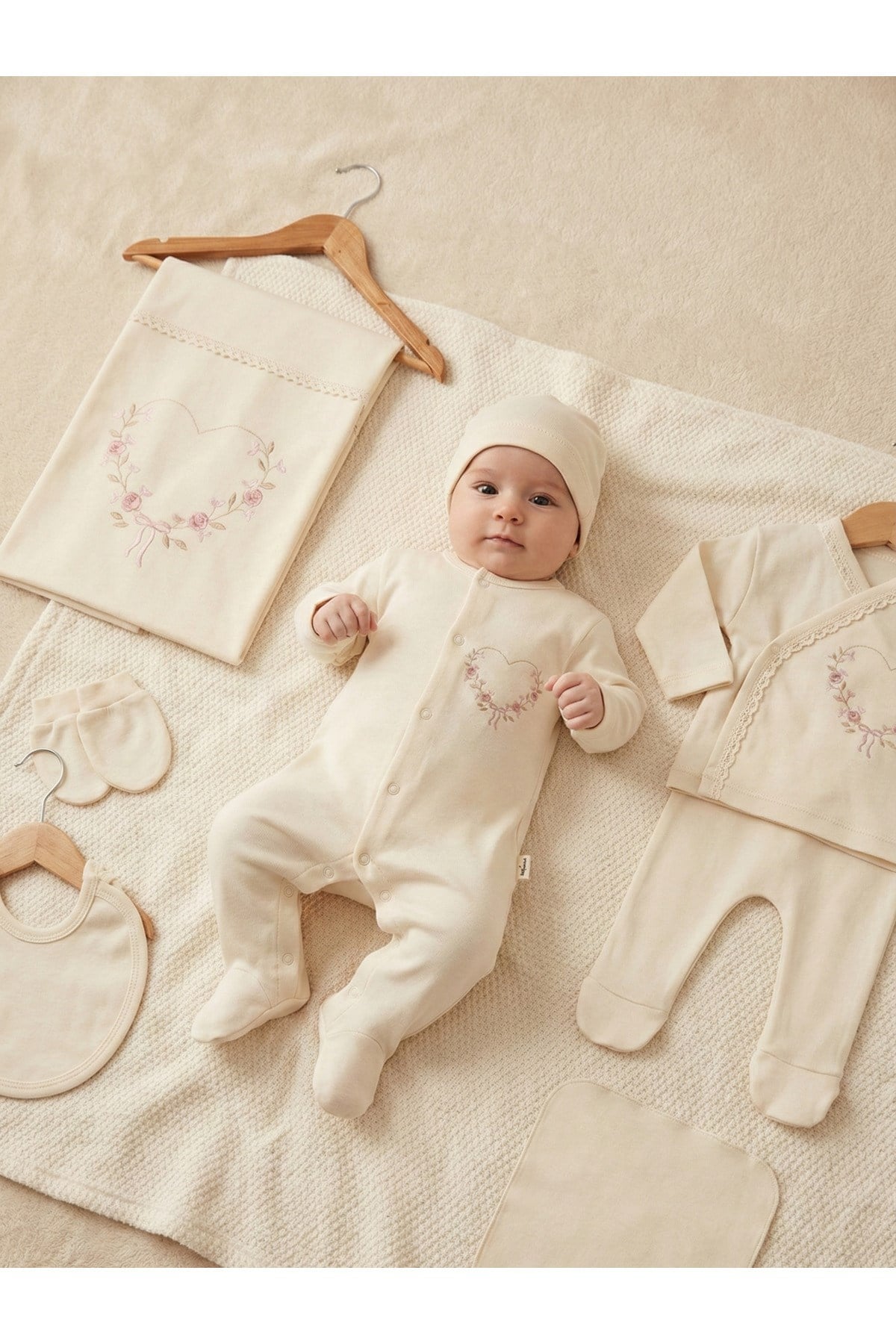 KIZ BEBEK KALP NAKIŞLI %100 PAMUK 0-3 AY 10'LU YENİDOĞAN HASTANE ÇIKIŞI ZIBIN SETİ KUTULU