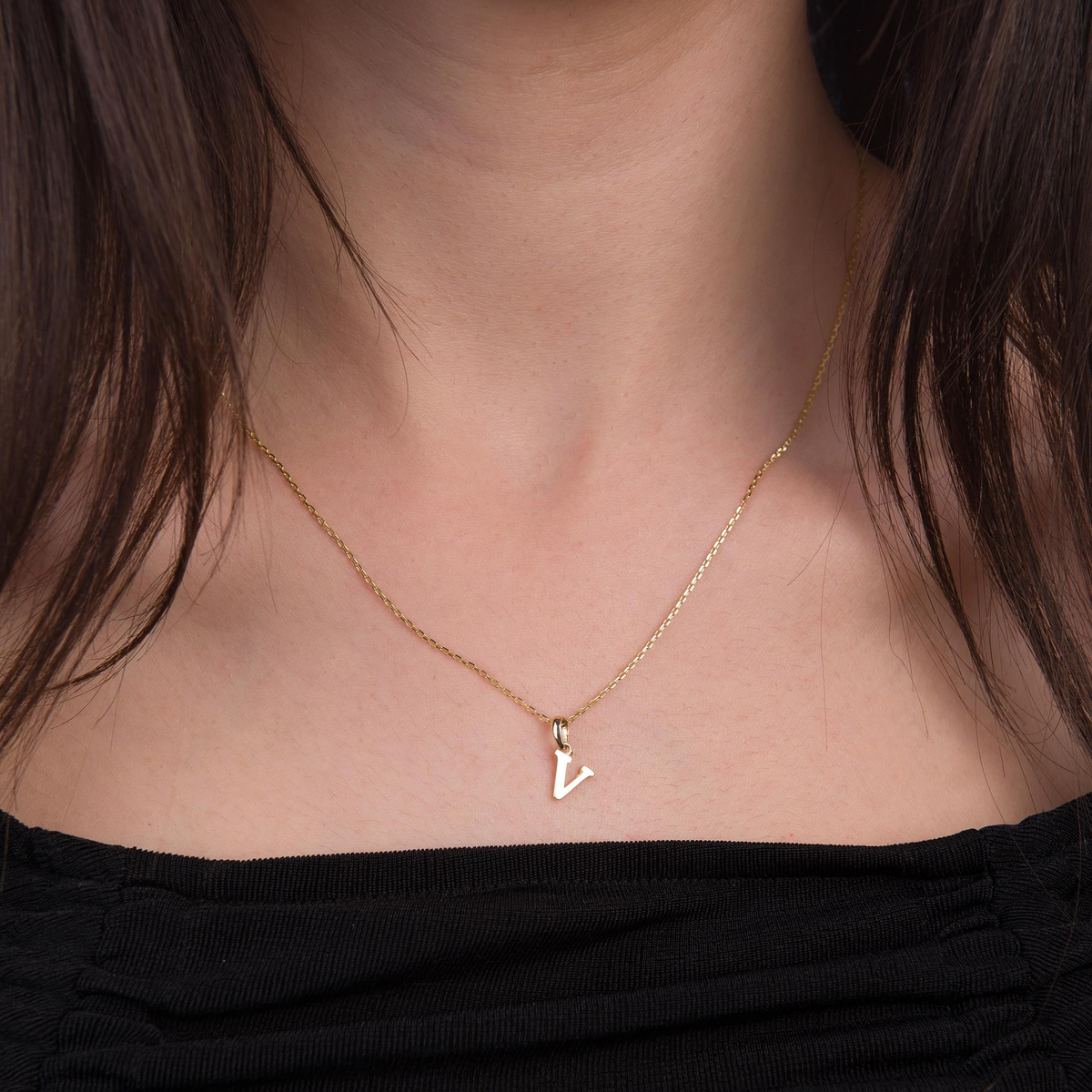 14 Ayar Altın V Harfi Kolye