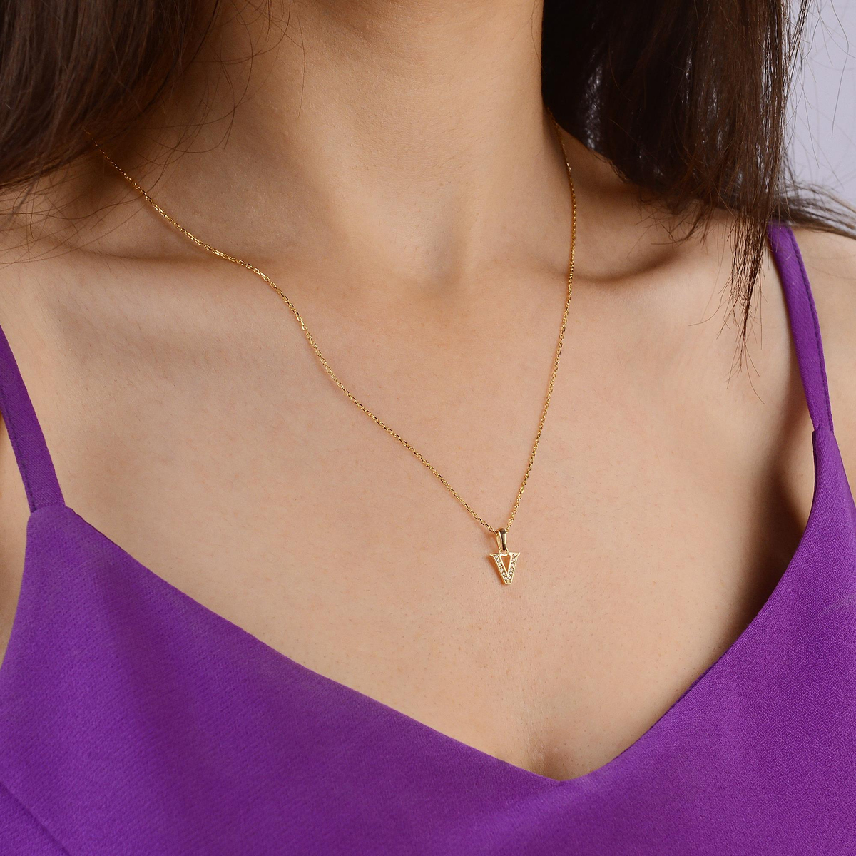 14 Ayar Altın V Harfi Taşlı Kolye Ucu