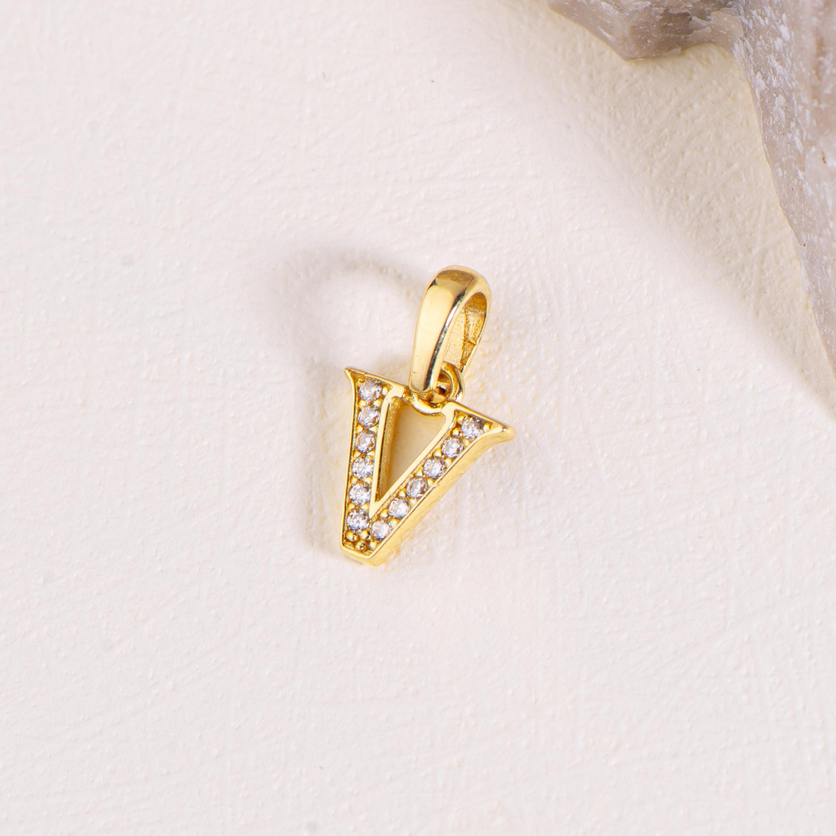 14 Ayar Altın V Harfi Taşlı Kolye Ucu