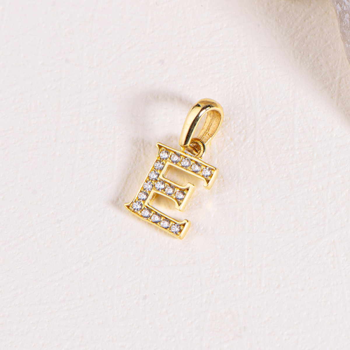 14 Ayar Altın E Harfi Taşlı Kolye Ucu