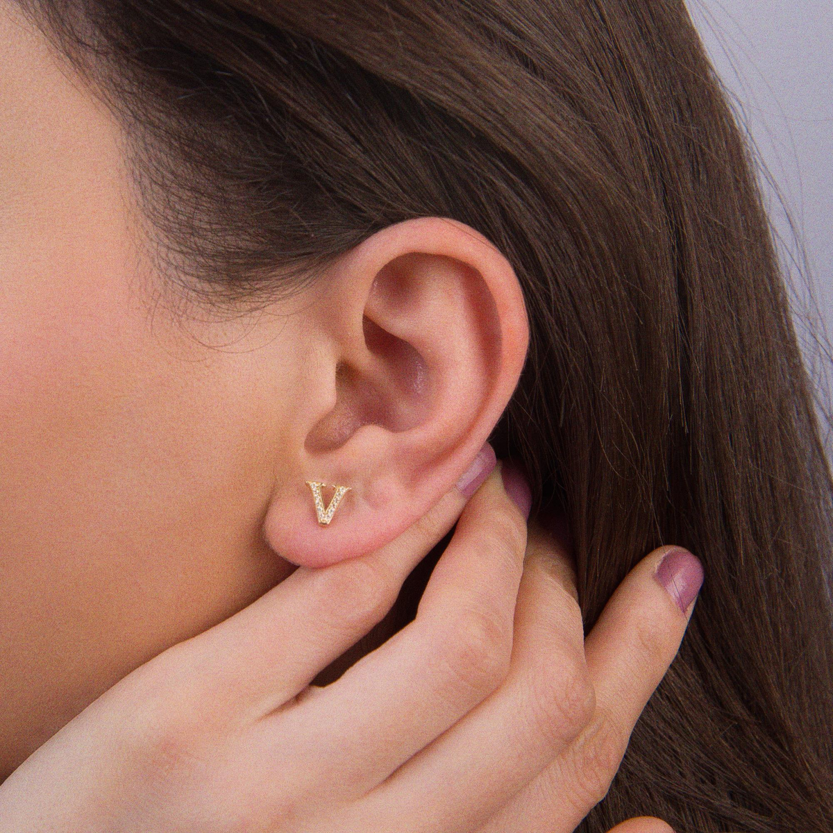 14 Ayar Altın Taşlı V Harf Küpe