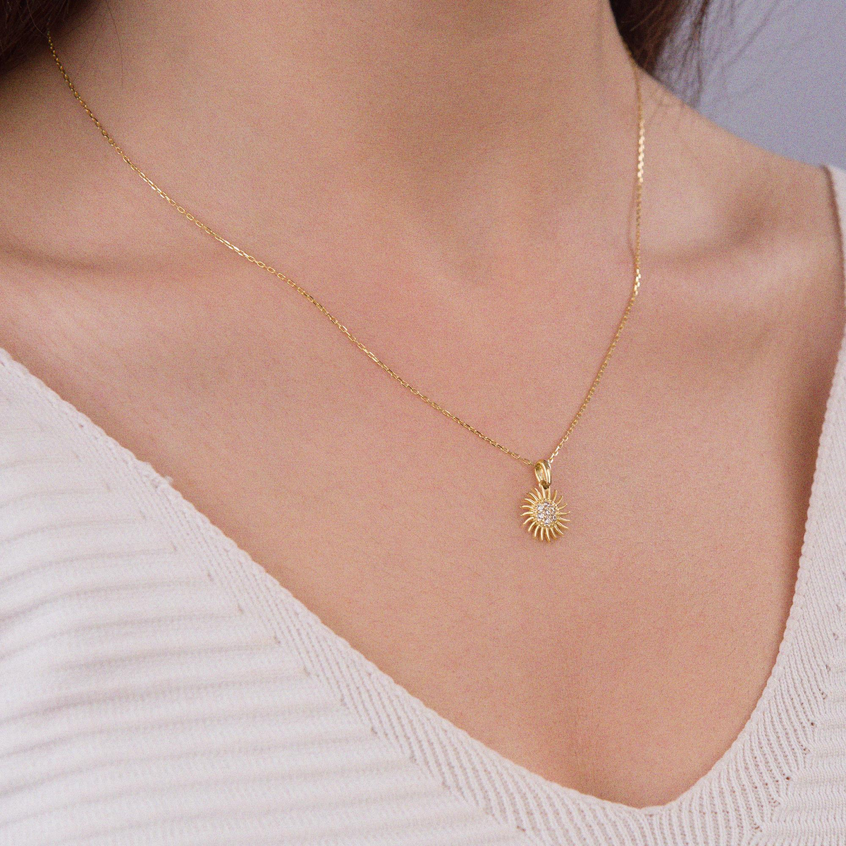 14 Ayar Altın Taşlı Güneş Kolye