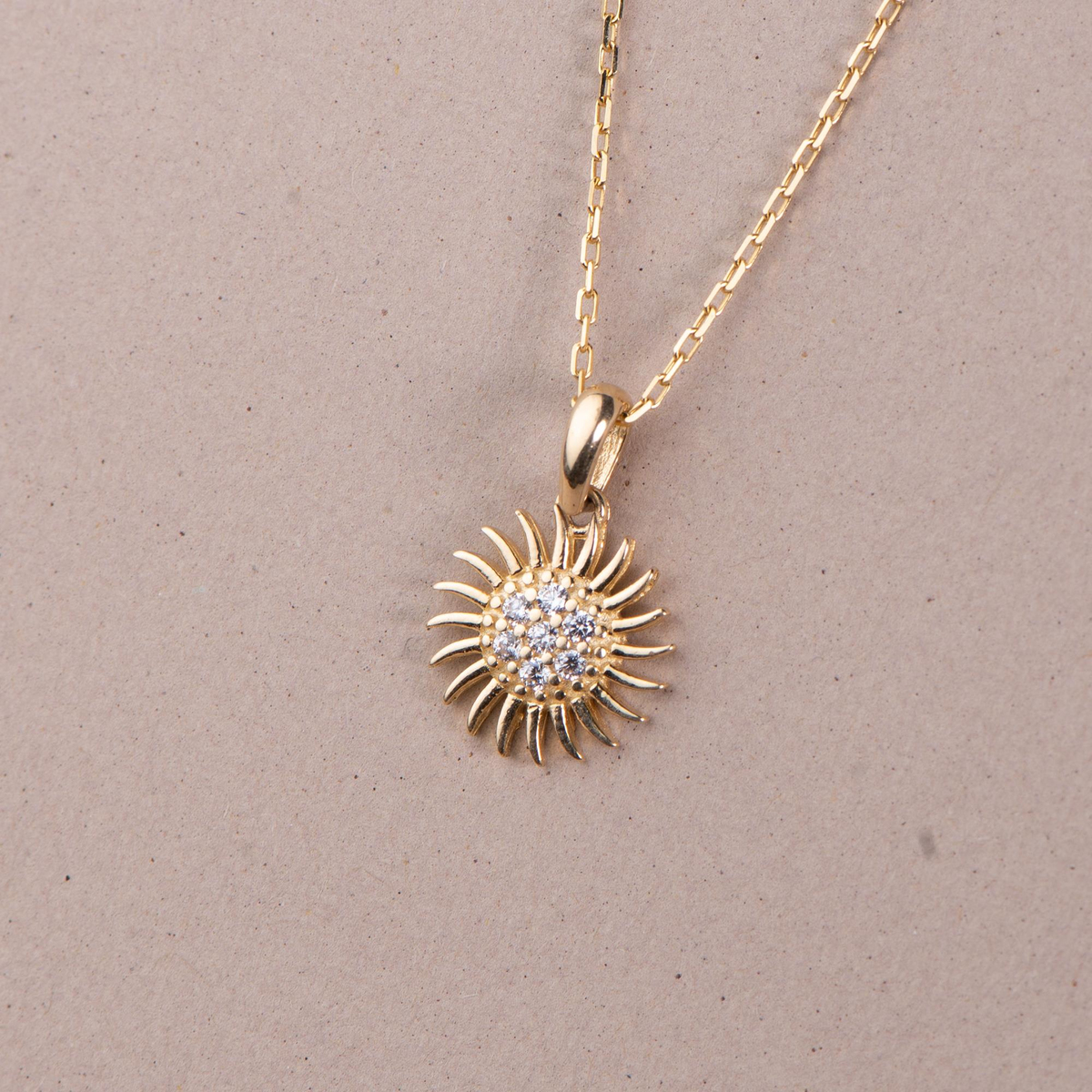 14 Ayar Altın Taşlı Güneş Kolye